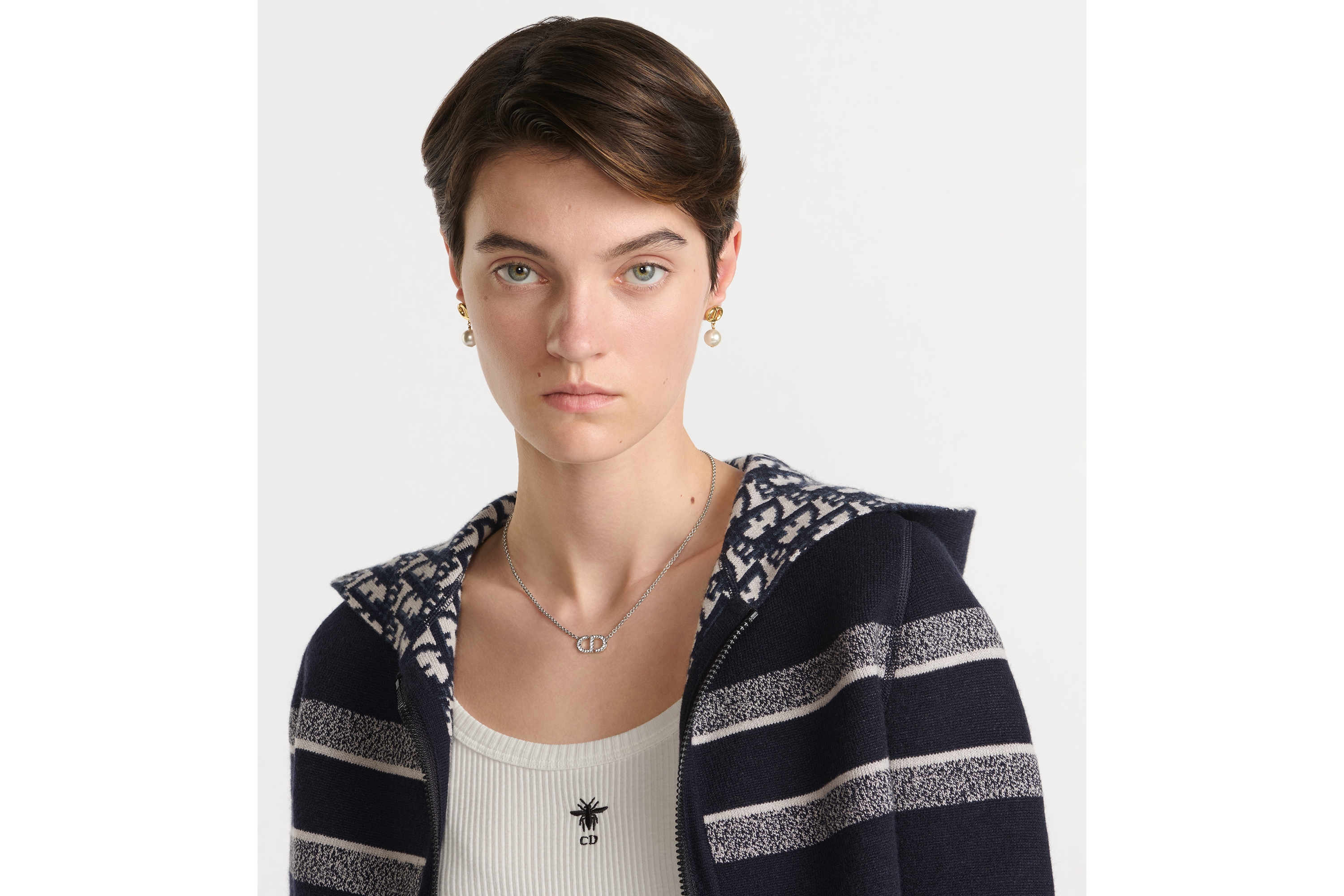 look_image_alt_prefix Petit CD 项链 银色饰面金属和闪亮晶体装饰 E07