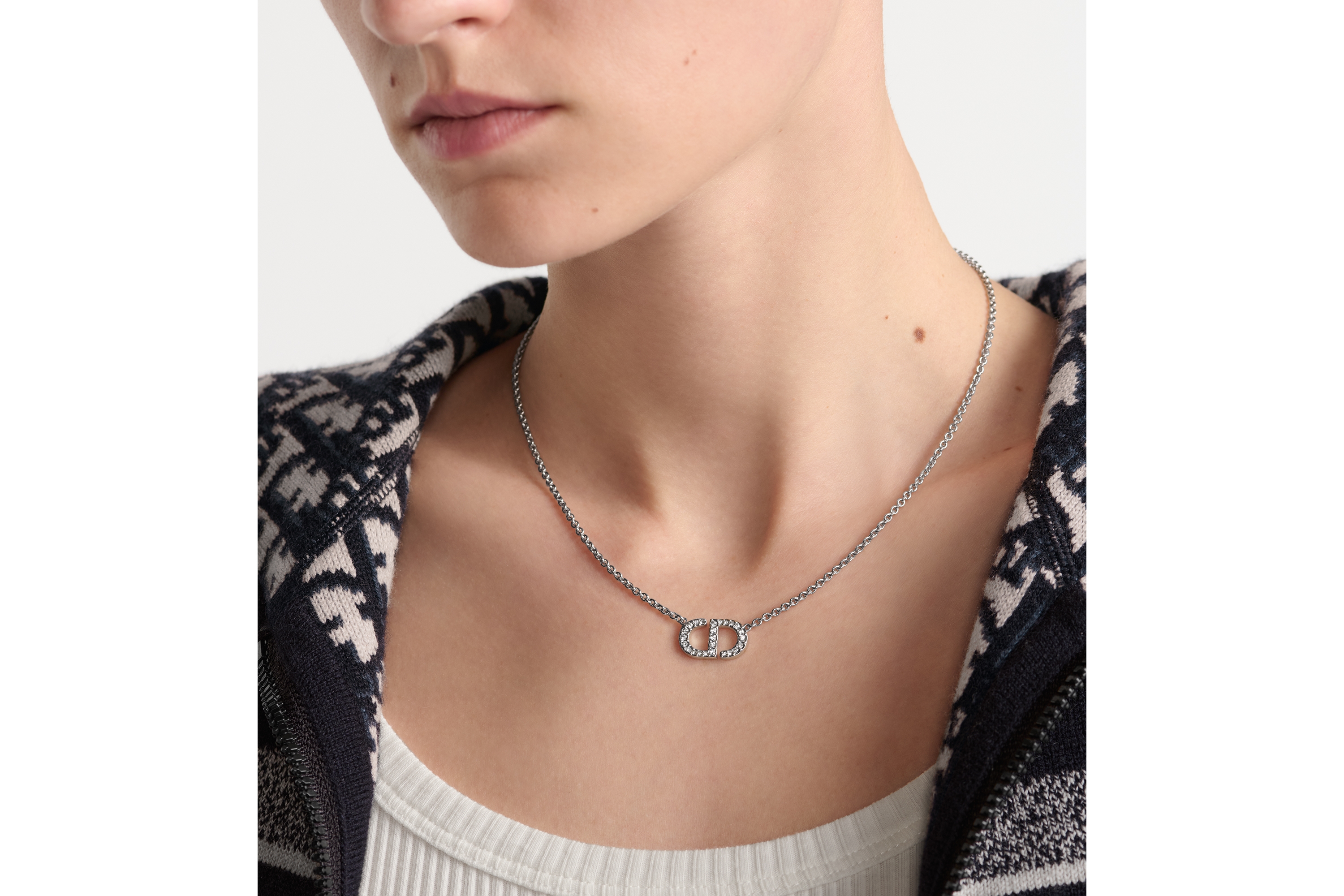 look_image_alt_prefix Petit CD 项链 银色饰面金属和闪亮晶体装饰 E12