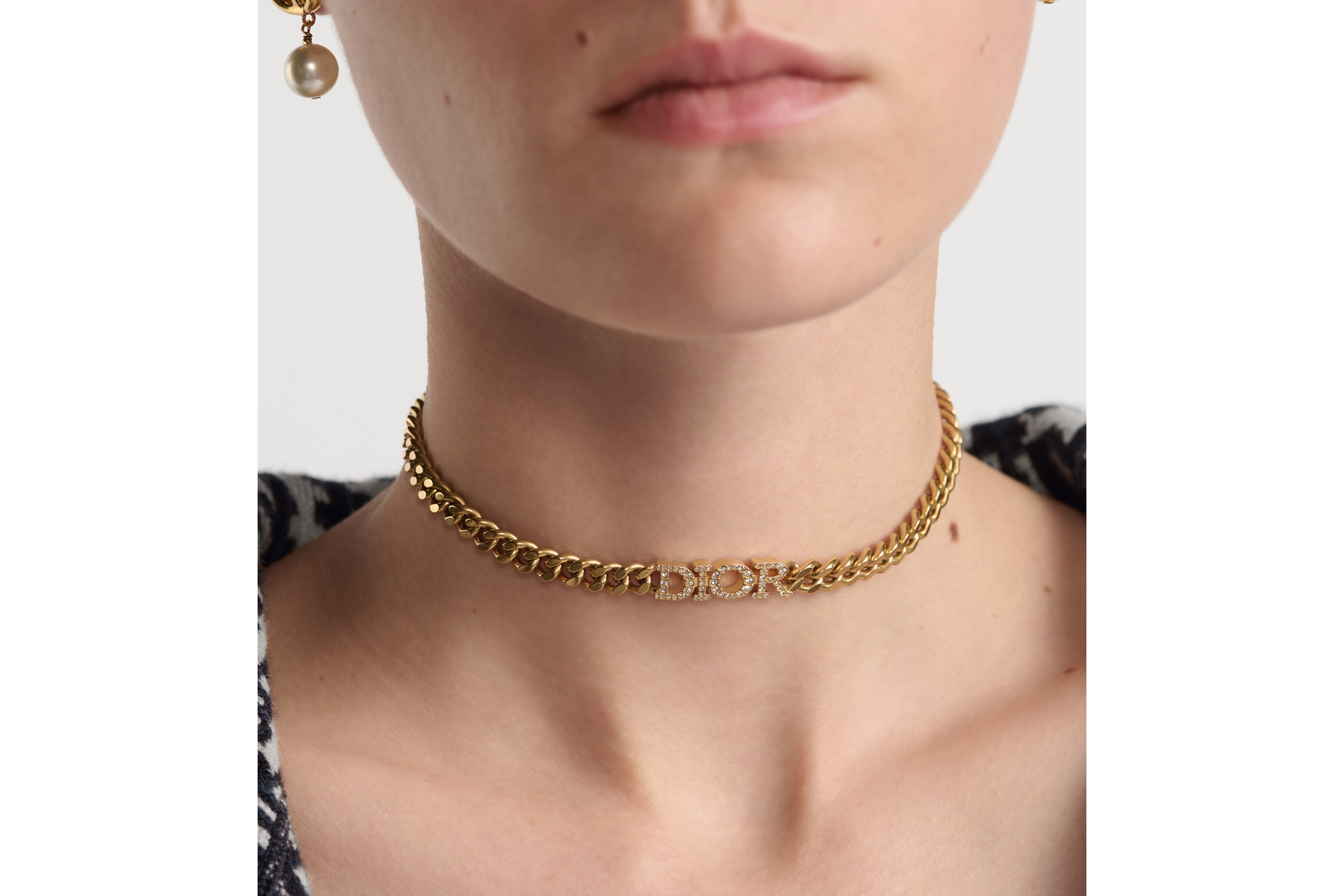 look_image_alt_prefix Dio(r)evolution 短项链 金色饰面金属和白色仿水晶装饰 E12