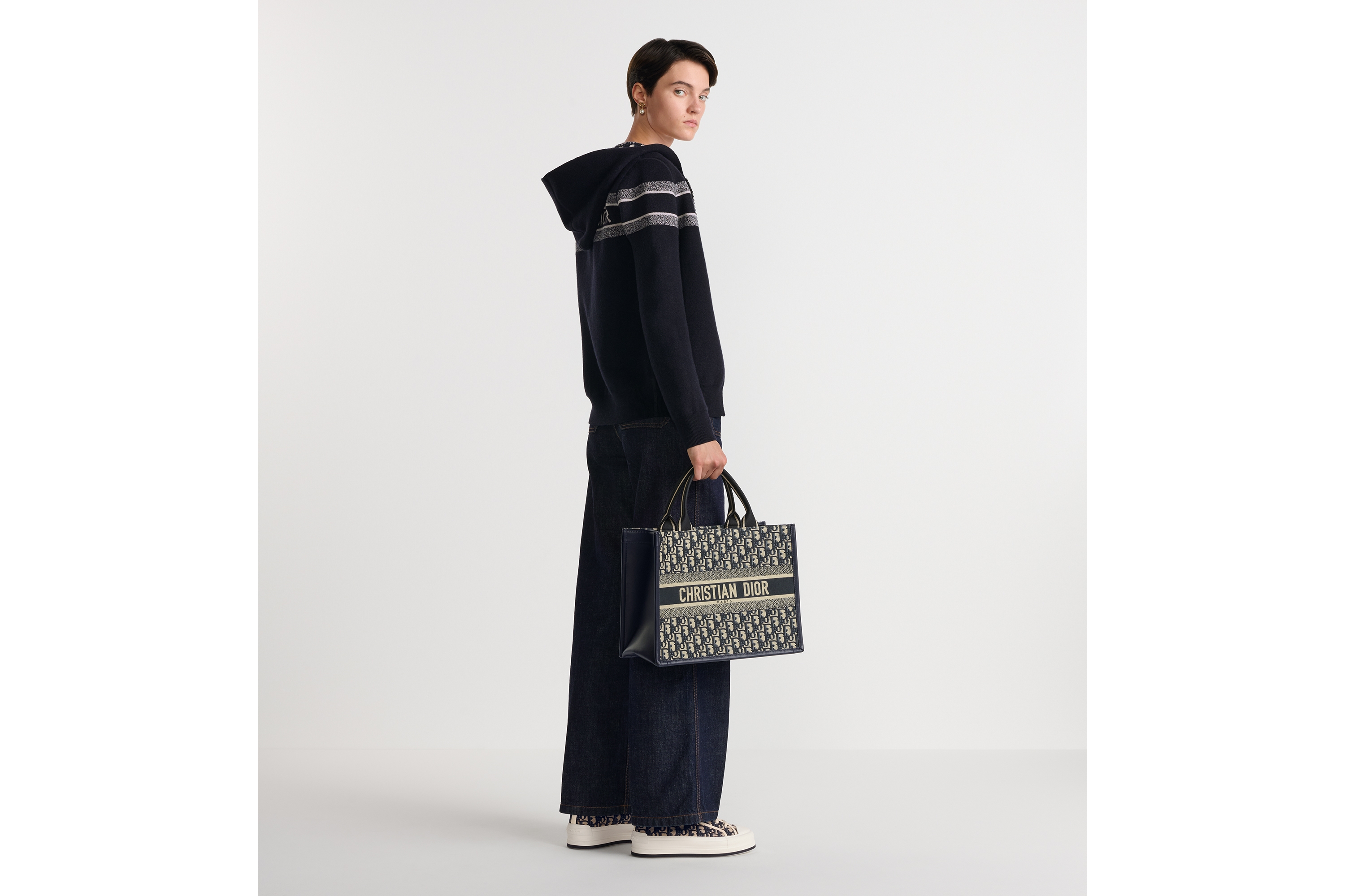 look_image_alt_prefix 中号 Book Tote 手袋 蓝色 Oblique 印花面料和牛皮革（36.5 x 28 x 16.5 厘米） E05