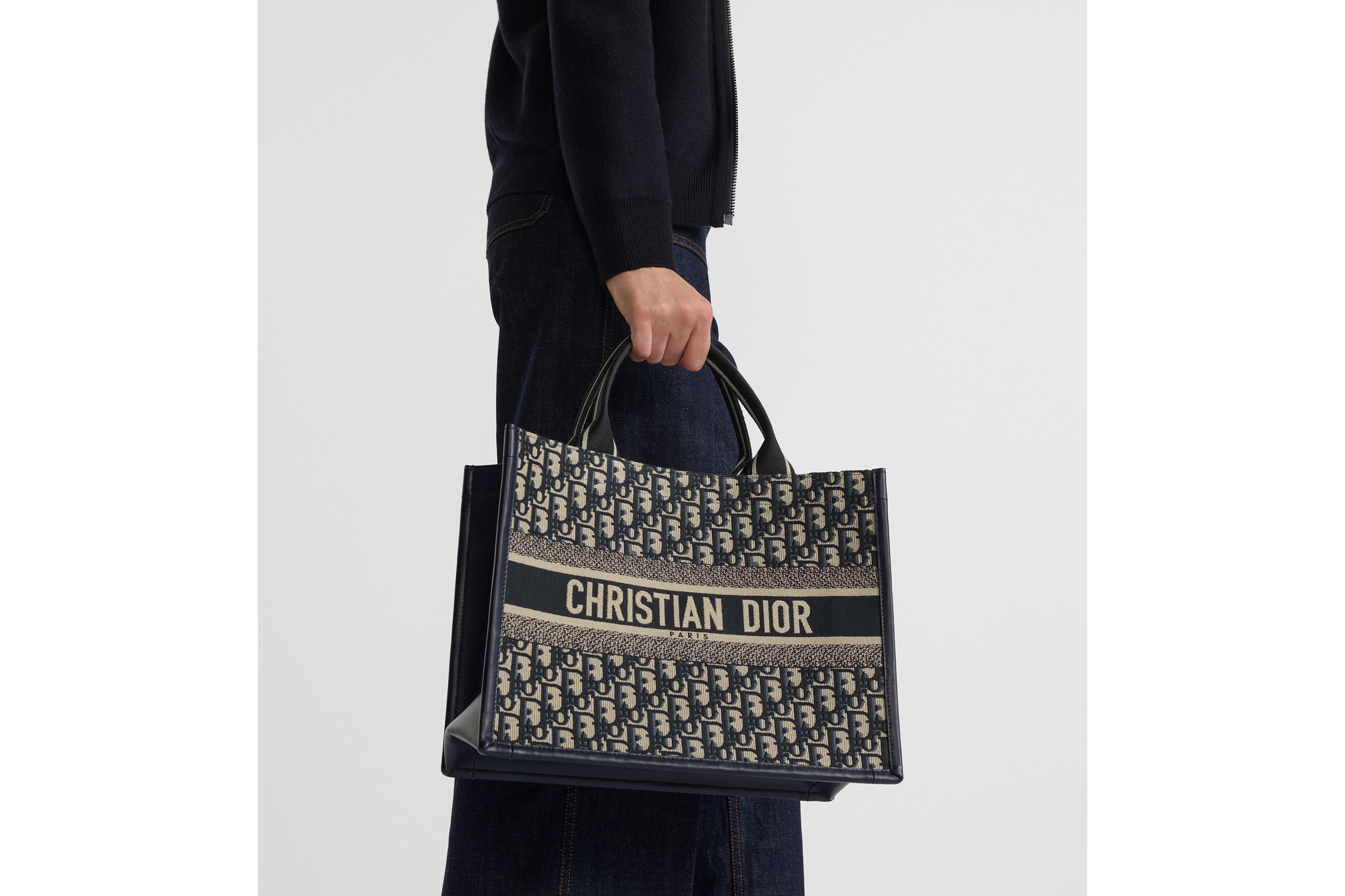 look_image_alt_prefix 中号 Book Tote 手袋 蓝色 Oblique 印花面料和牛皮革（36.5 x 28 x 16.5 厘米） E11