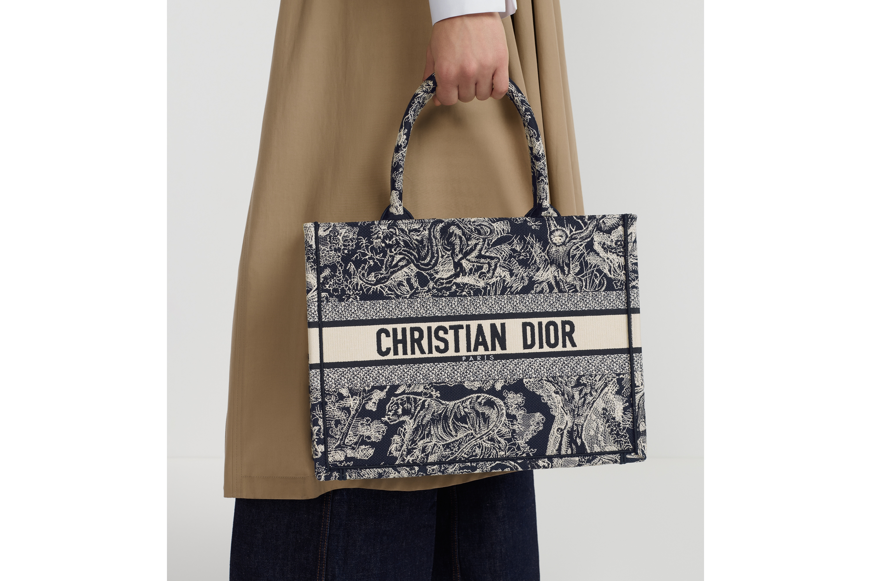 look_image_alt_prefix 中号 Book Tote 手袋 蓝色和米白色 Reverse 茹伊印花刺绣面料（36 x 27.5 x 16.5 厘米） E10