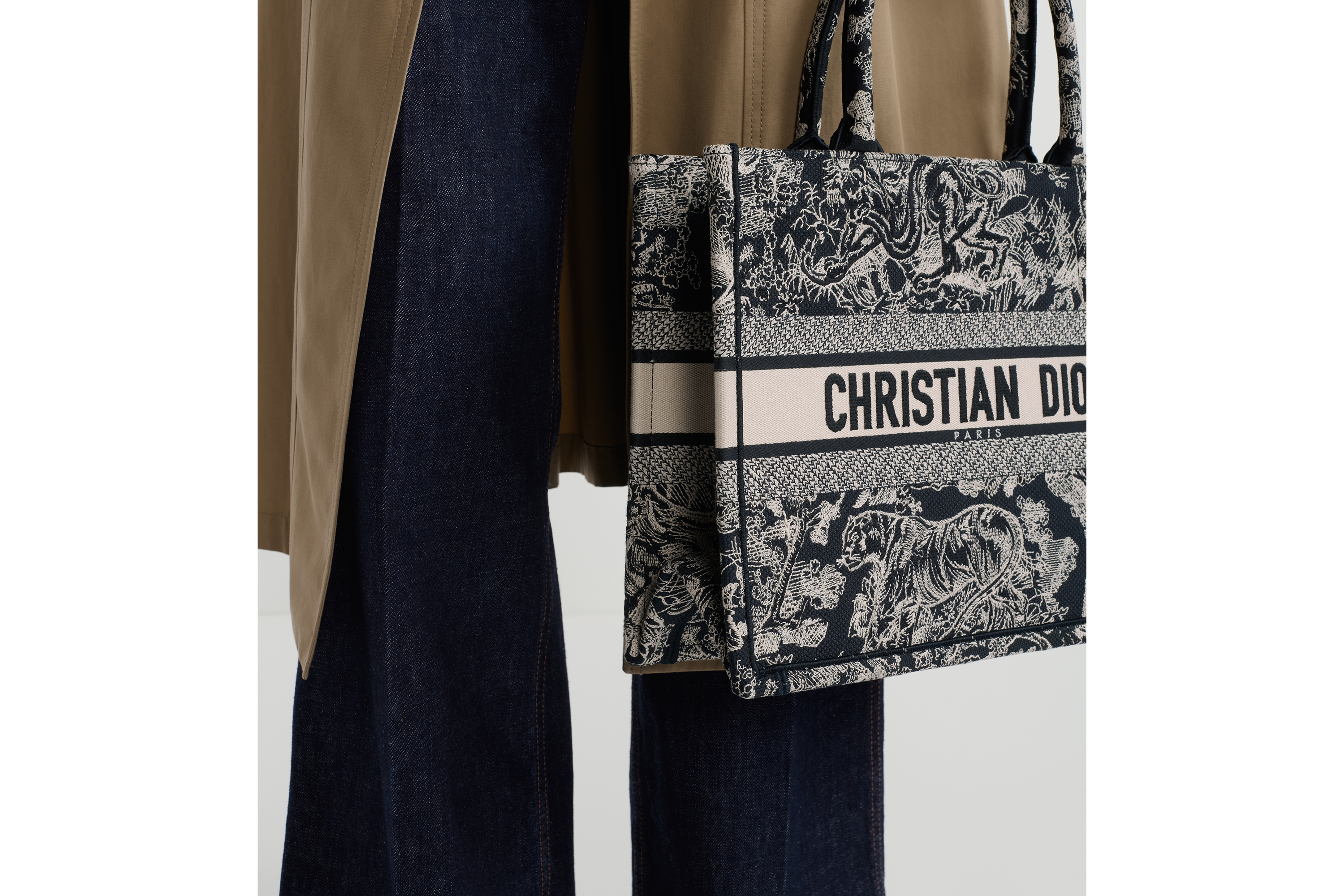 look_image_alt_prefix 中号 Book Tote 手袋 蓝色和米白色 Reverse 茹伊印花刺绣面料（36 x 27.5 x 16.5 厘米） E17