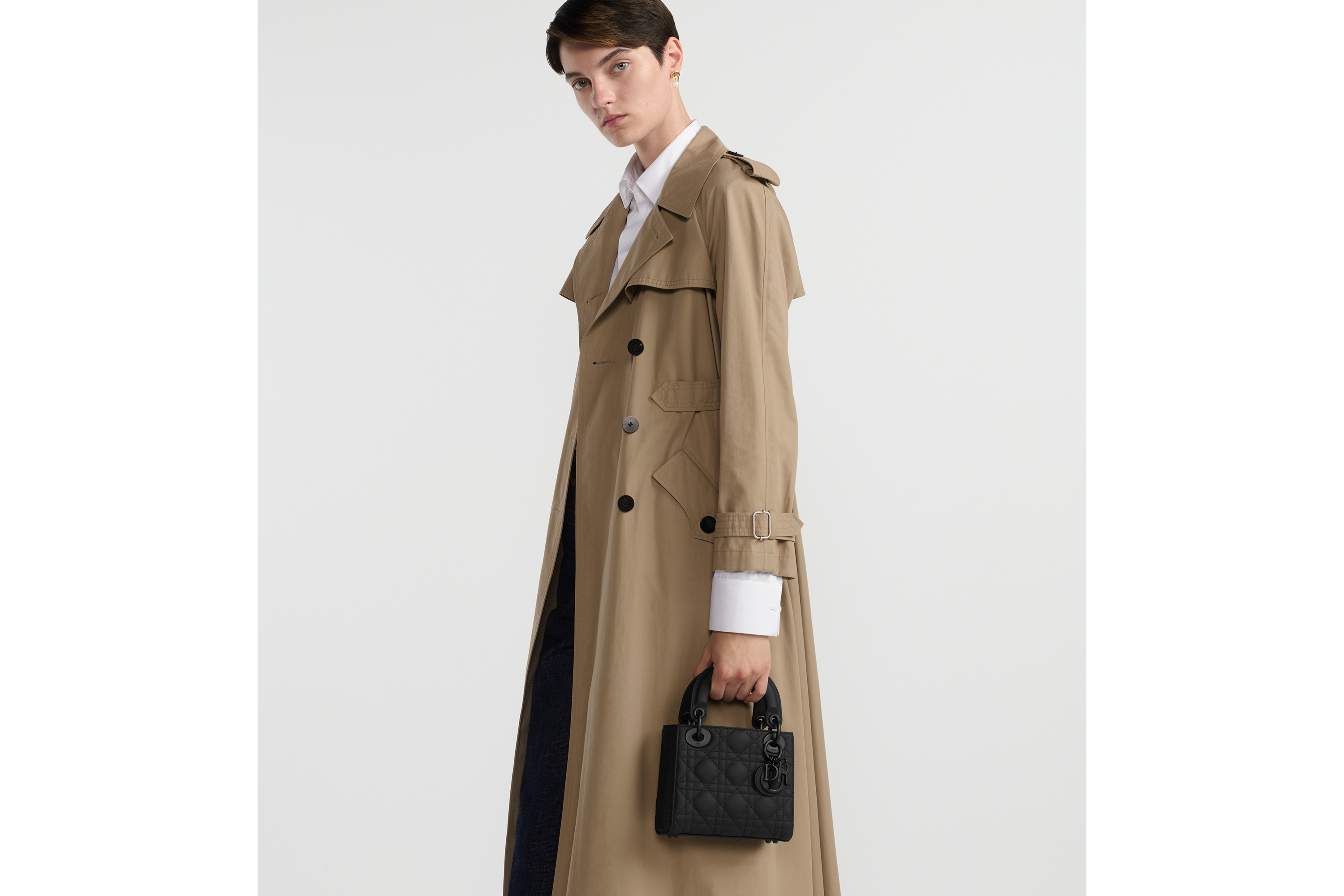 look_image_alt_prefix 迷你 Lady Dior 手袋 黑色哑光牛皮革藤格纹 E05