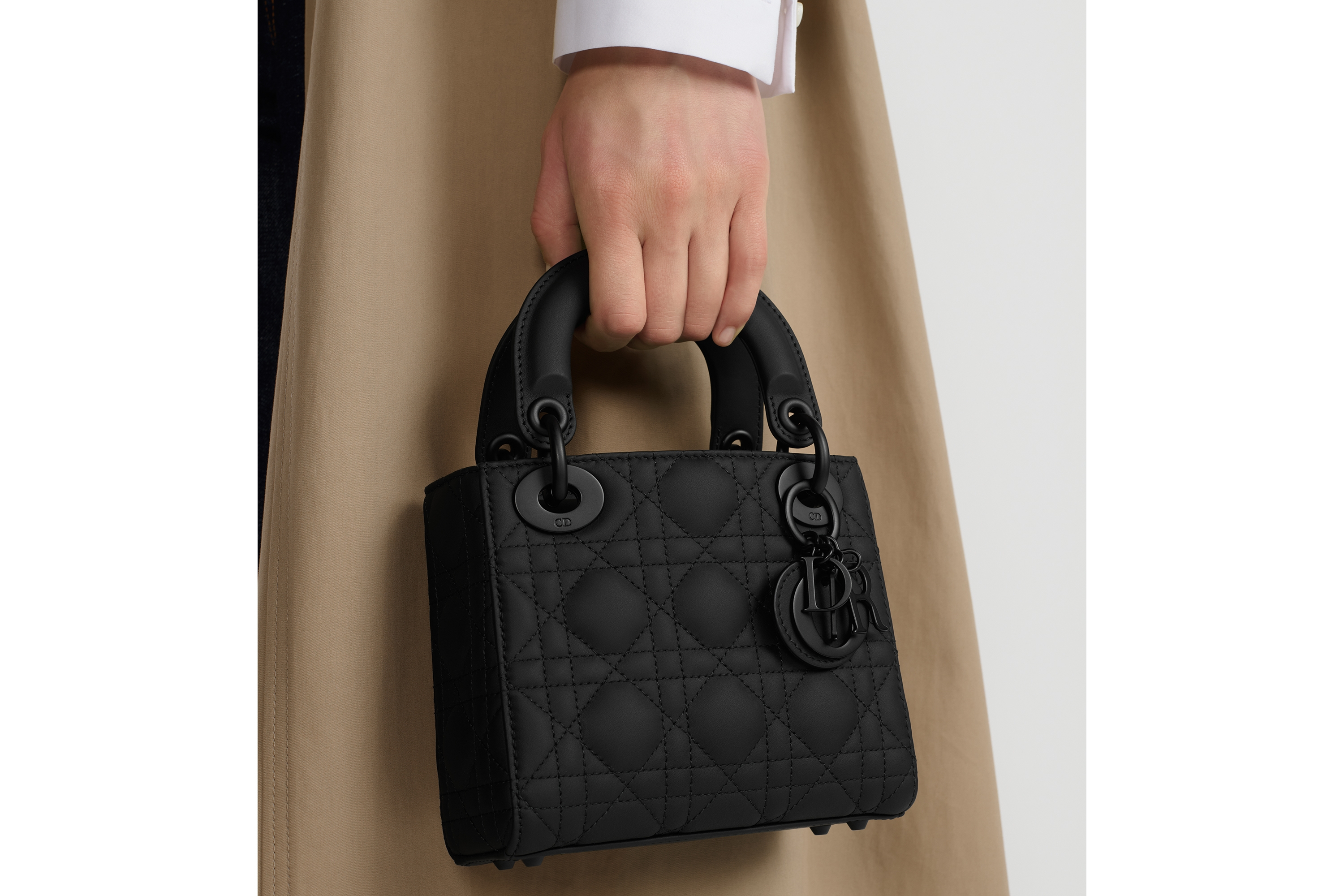 look_image_alt_prefix 迷你 Lady Dior 手袋 黑色哑光牛皮革藤格纹 E10