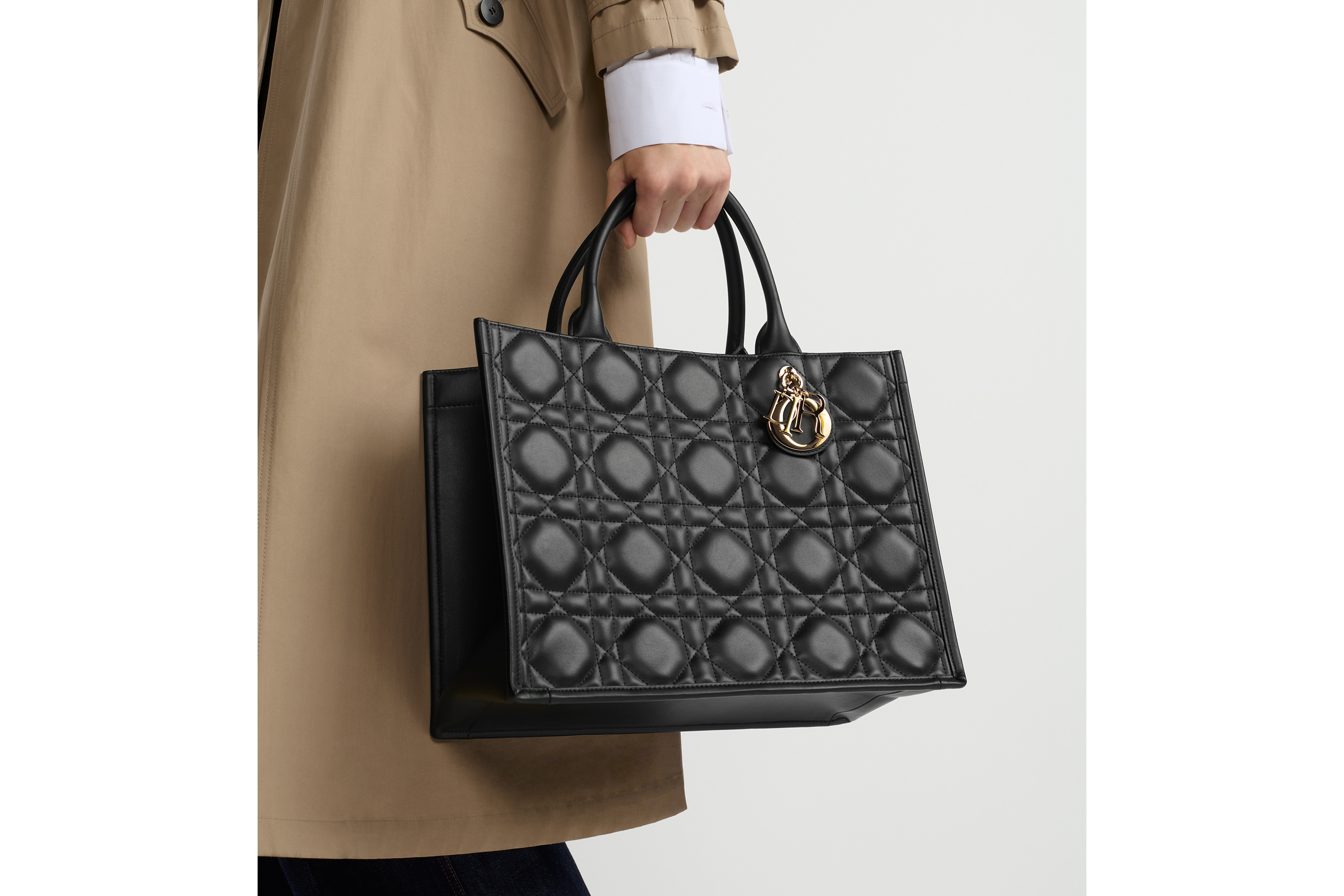 look_image_alt_prefix 中号 Book Tote 手袋 黑色牛皮革超大藤格纹（36.5 x 28 x 16.5 厘米） E10