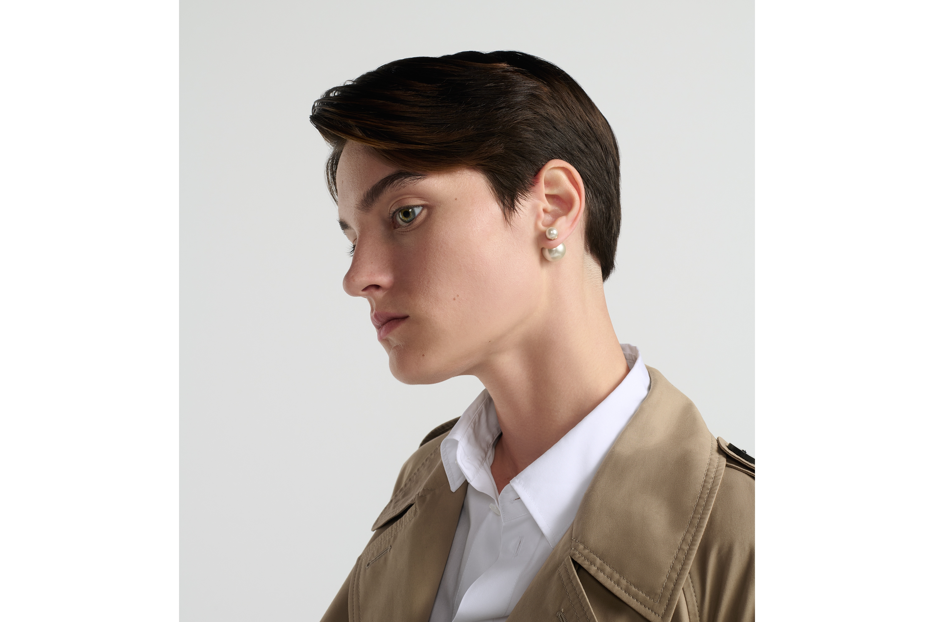 look_image_alt_prefix Dior Tribales 耳环 金色饰面金属和白色树脂珠饰 E07