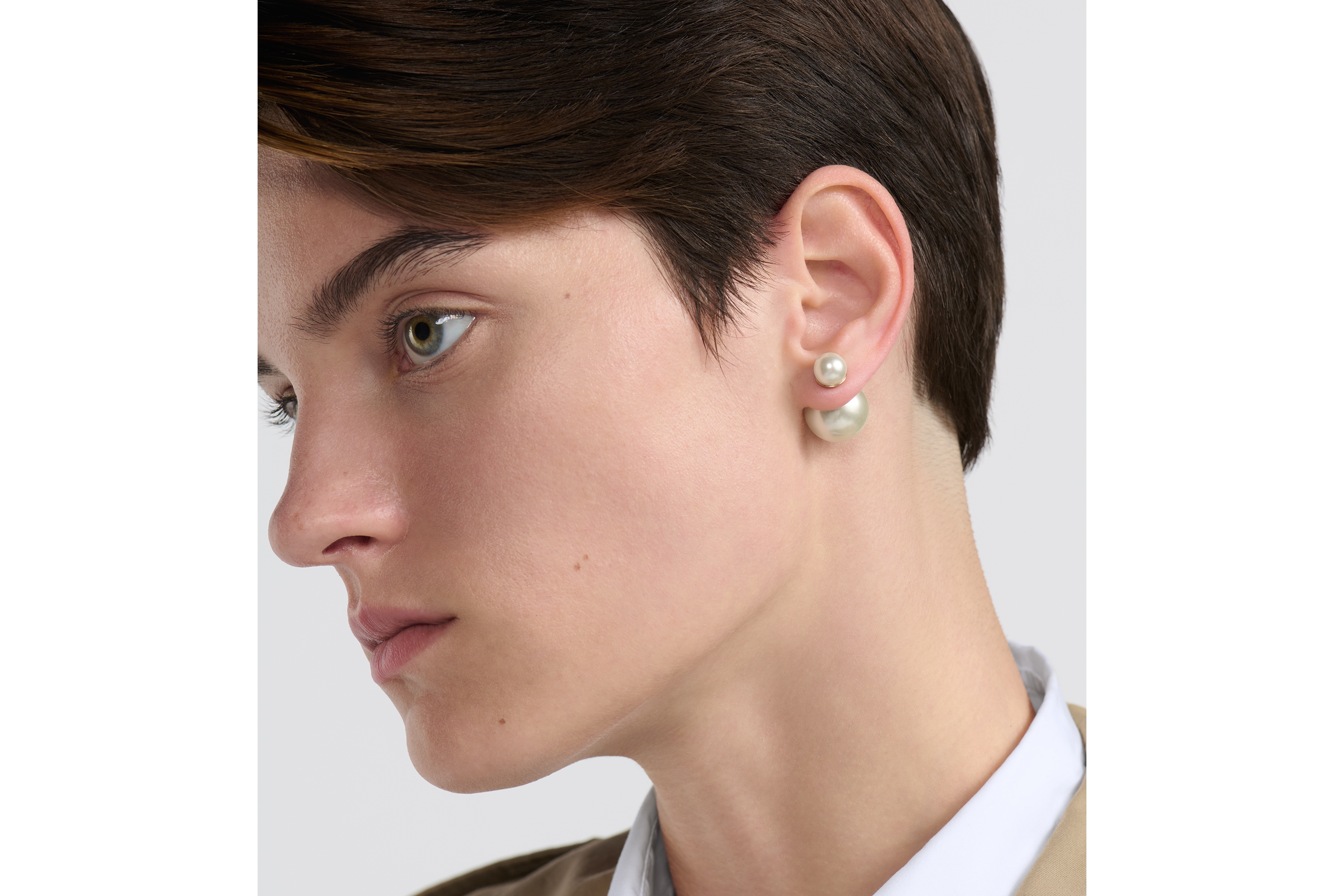 Dior Tribales 耳环 金色饰面金属和白色树脂珠饰 E17