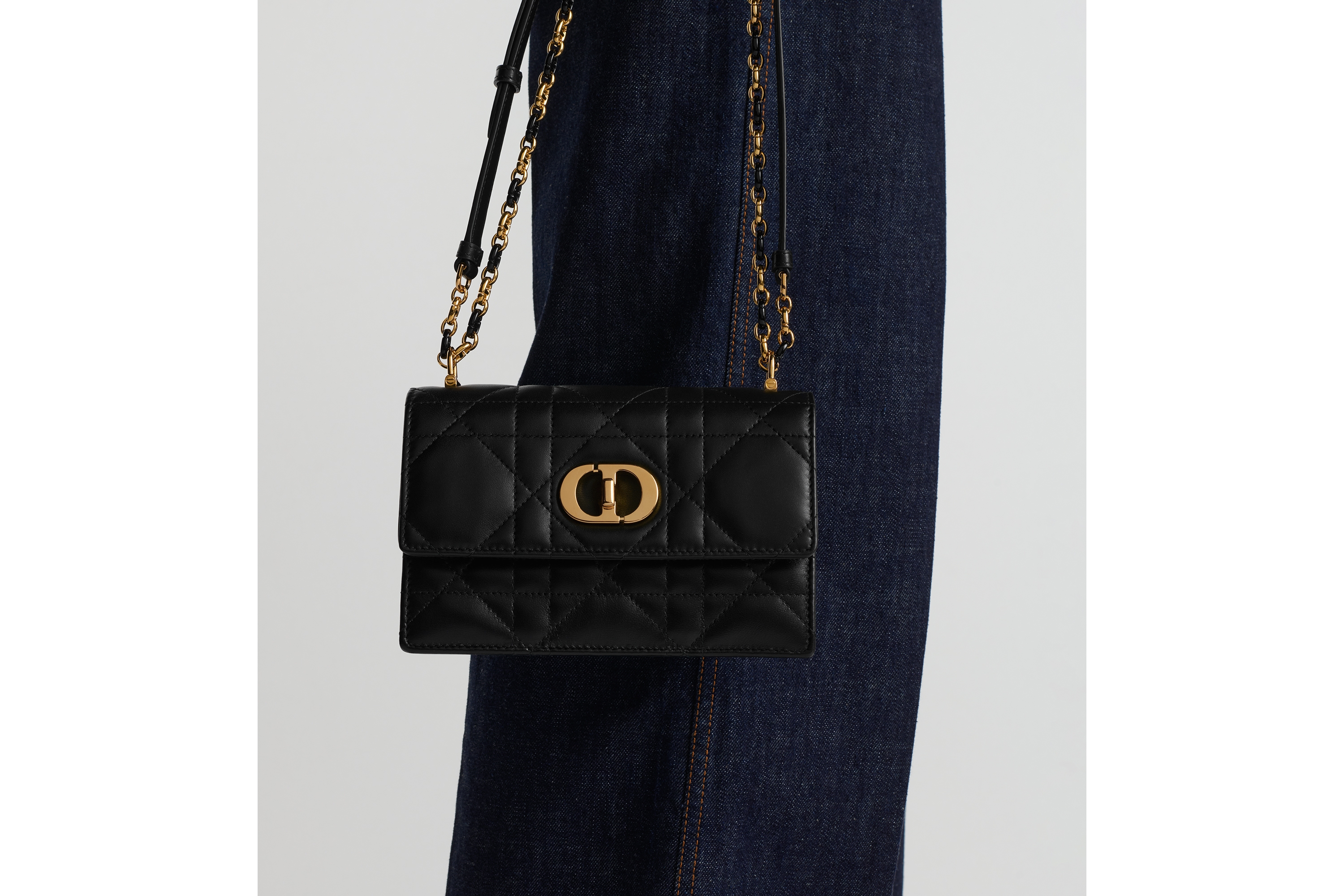 look_image_alt_prefix Miss Caro 迷你链条手袋 黑色羊皮革超大藤格纹 E17