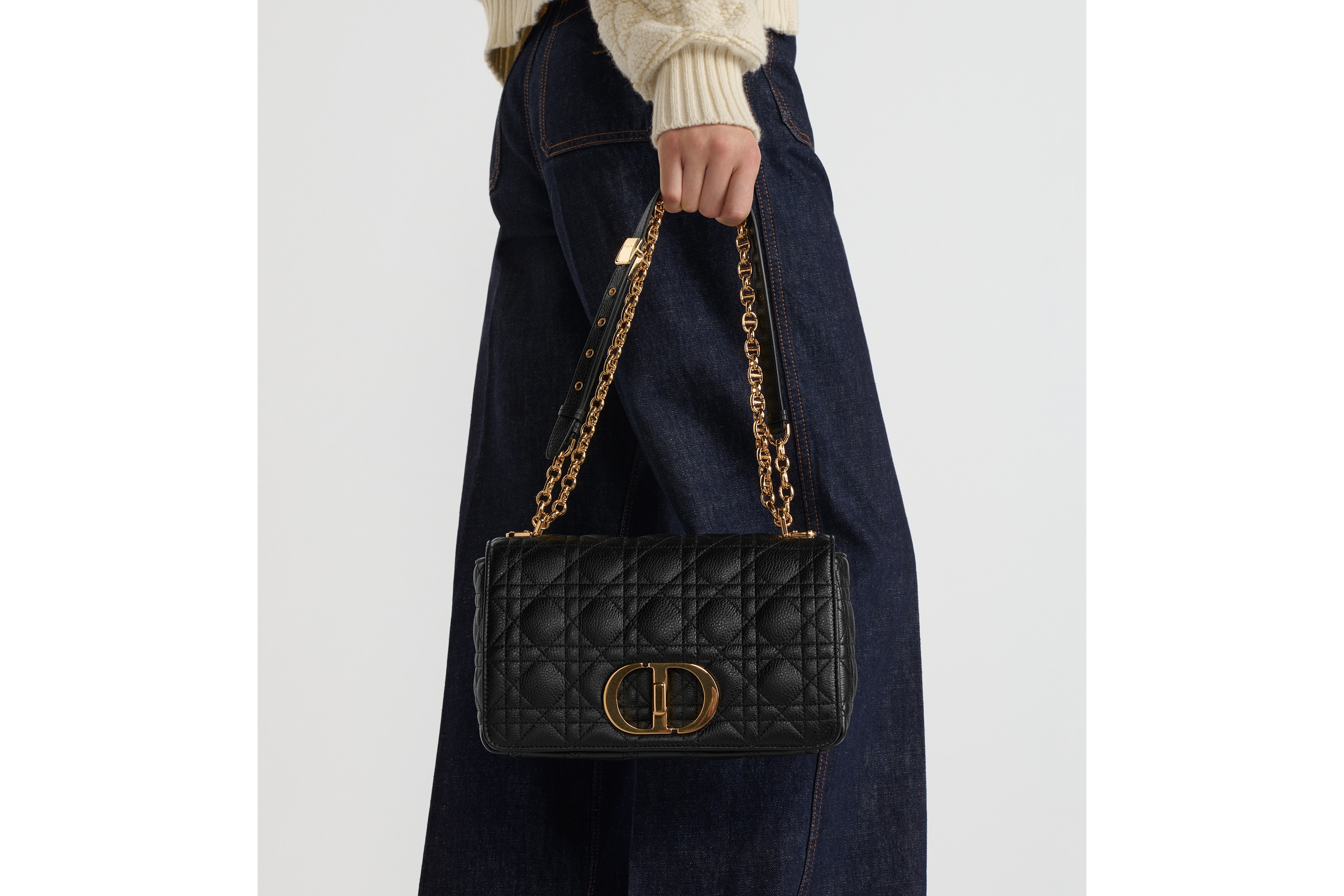 look_image_alt_prefix 中号 Dior Caro 手袋 黑色柔软牛皮革藤格纹 E11