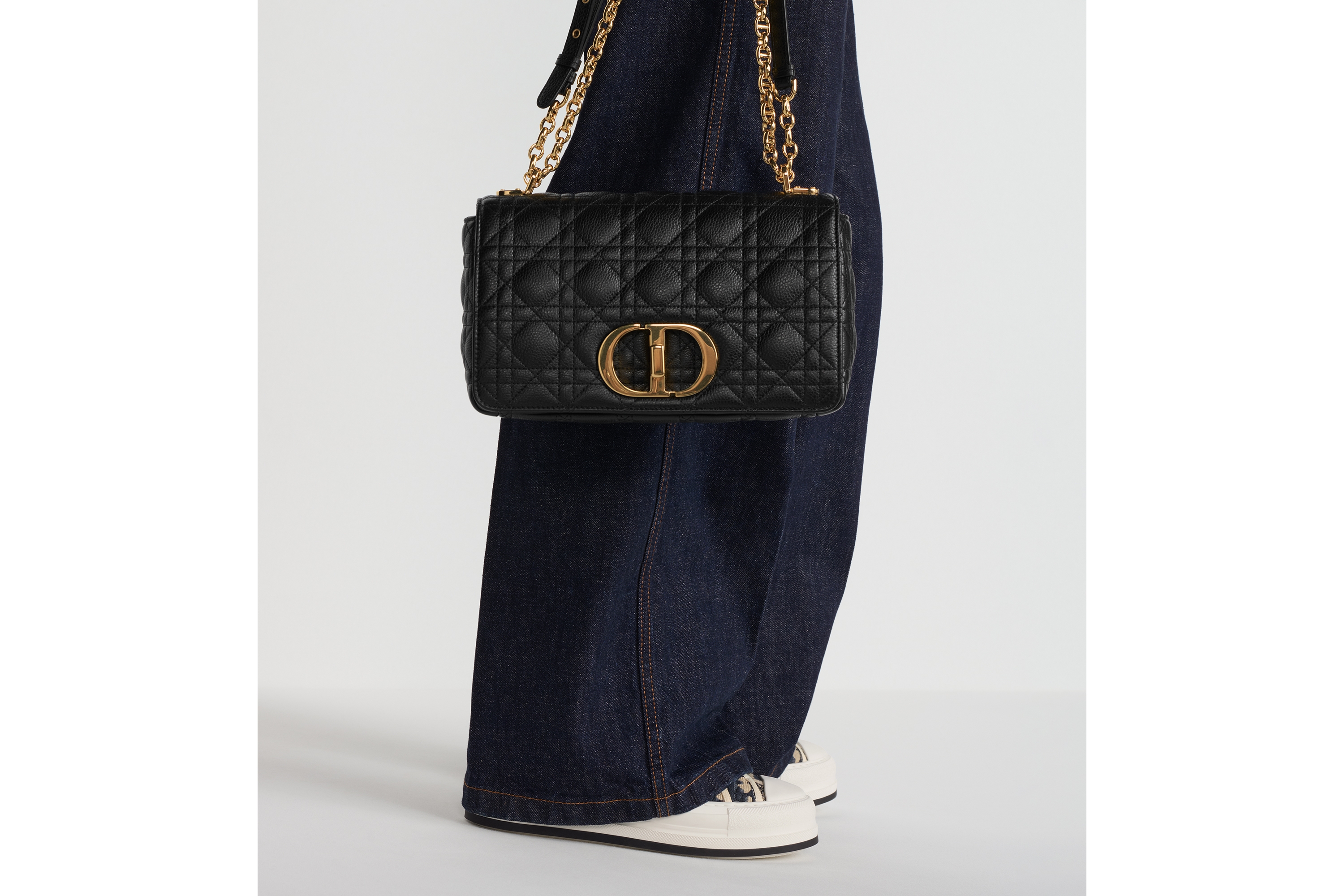 look_image_alt_prefix 中号 Dior Caro 手袋 黑色柔软牛皮革藤格纹 E17