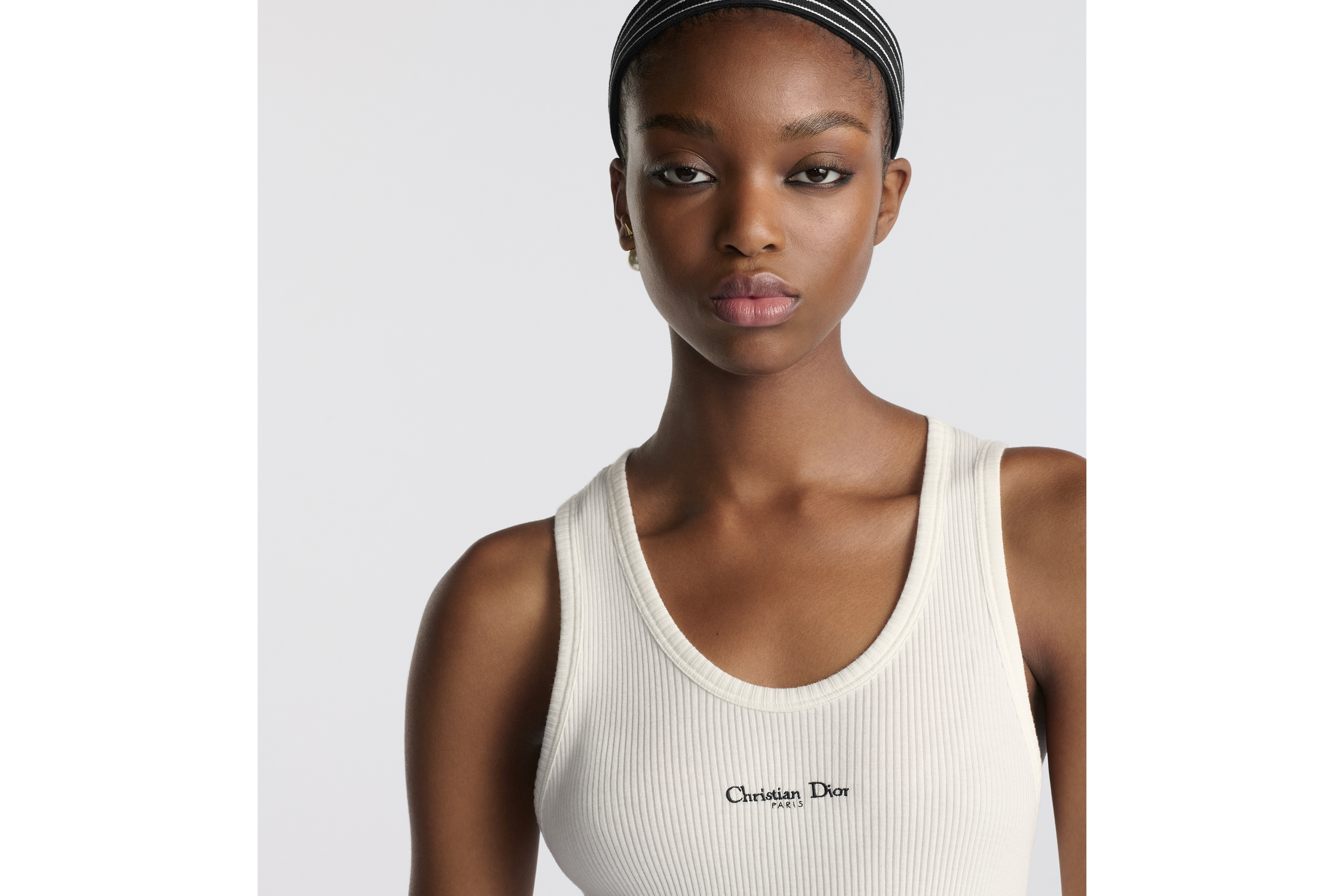 look_image_alt_prefix 中长款直筒连衣裙 米白色棉质罗纹针织面料 E04