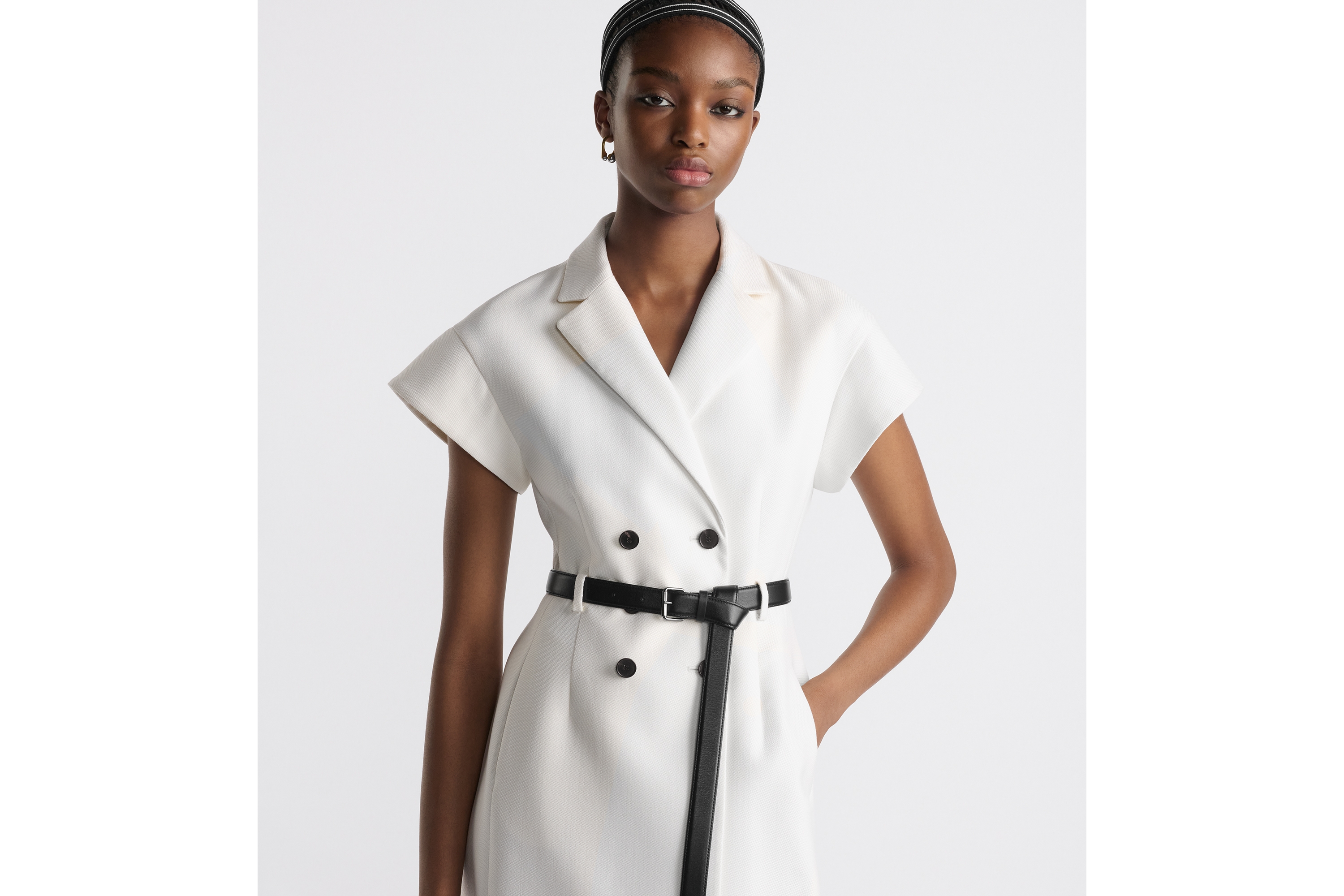 look_image_alt_prefix 中长款连衣裙 米白色绵羊毛和桑蚕丝混纺呢绒面料搭配腰带 E04