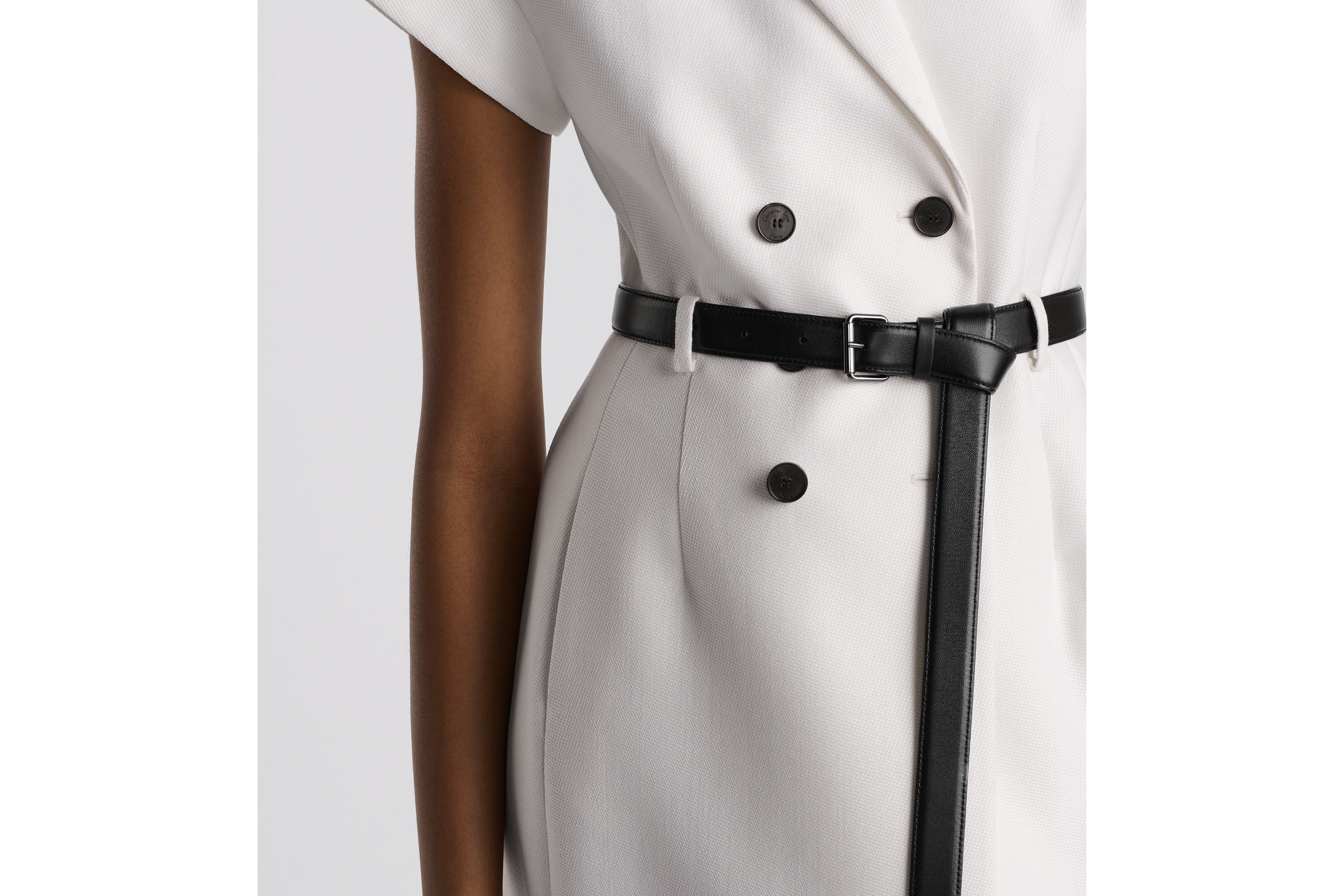 look_image_alt_prefix 中长款连衣裙 米白色绵羊毛和桑蚕丝混纺呢绒面料搭配腰带 E13