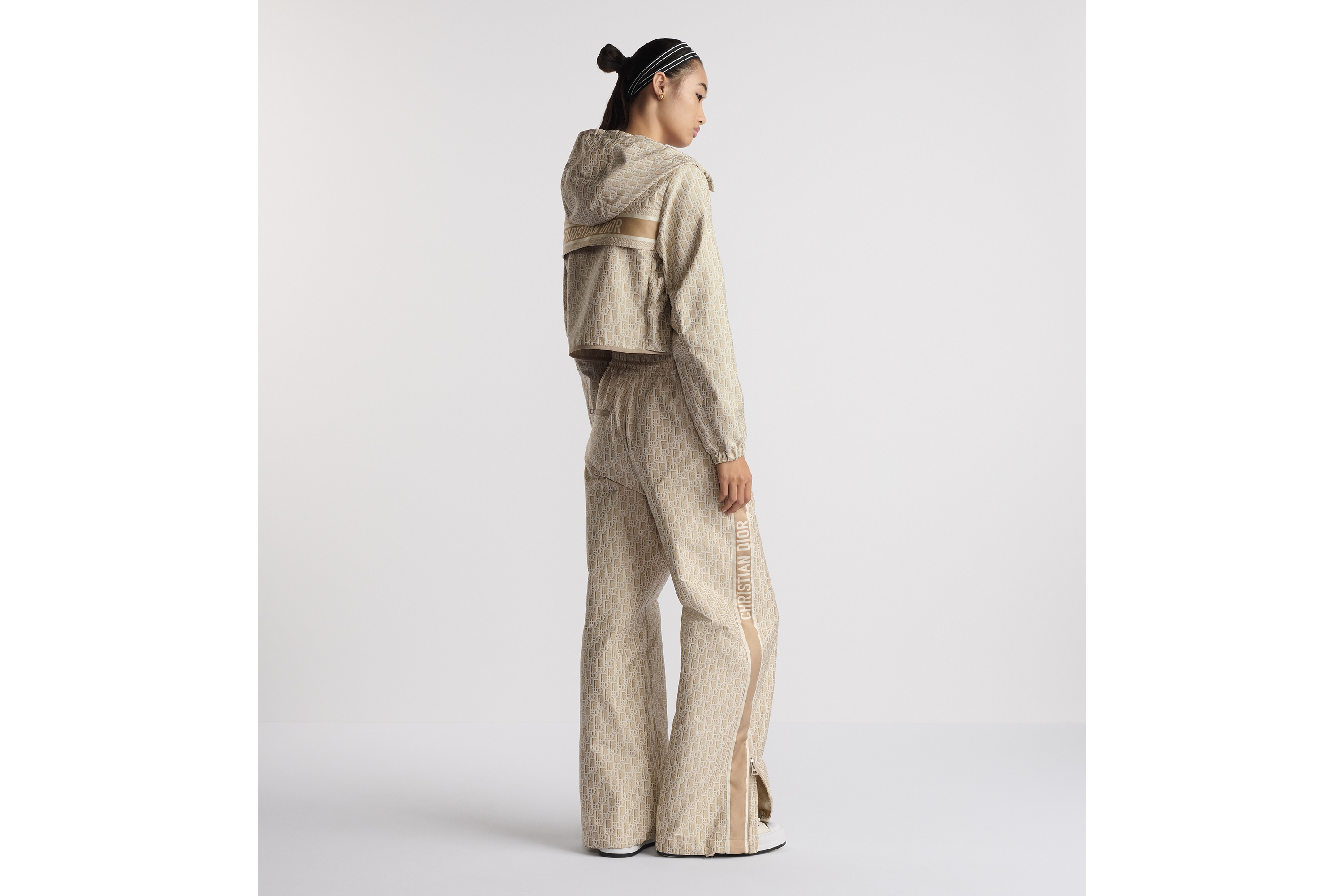 look_image_alt_prefix 短款连帽外套 米色塔夫绸提花科技面料 Oblique 印花 E02