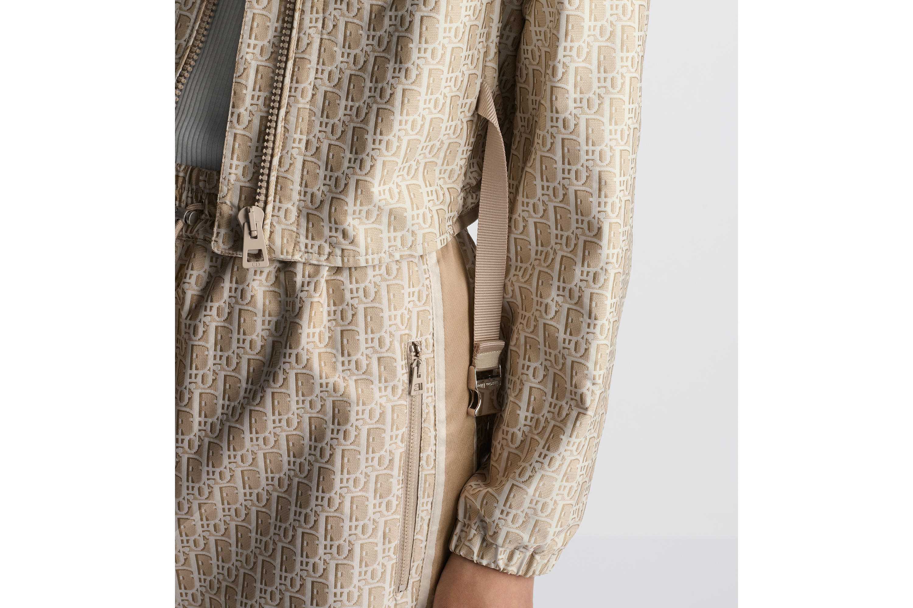 look_image_alt_prefix 短款连帽外套 米色塔夫绸提花科技面料 Oblique 印花 E13