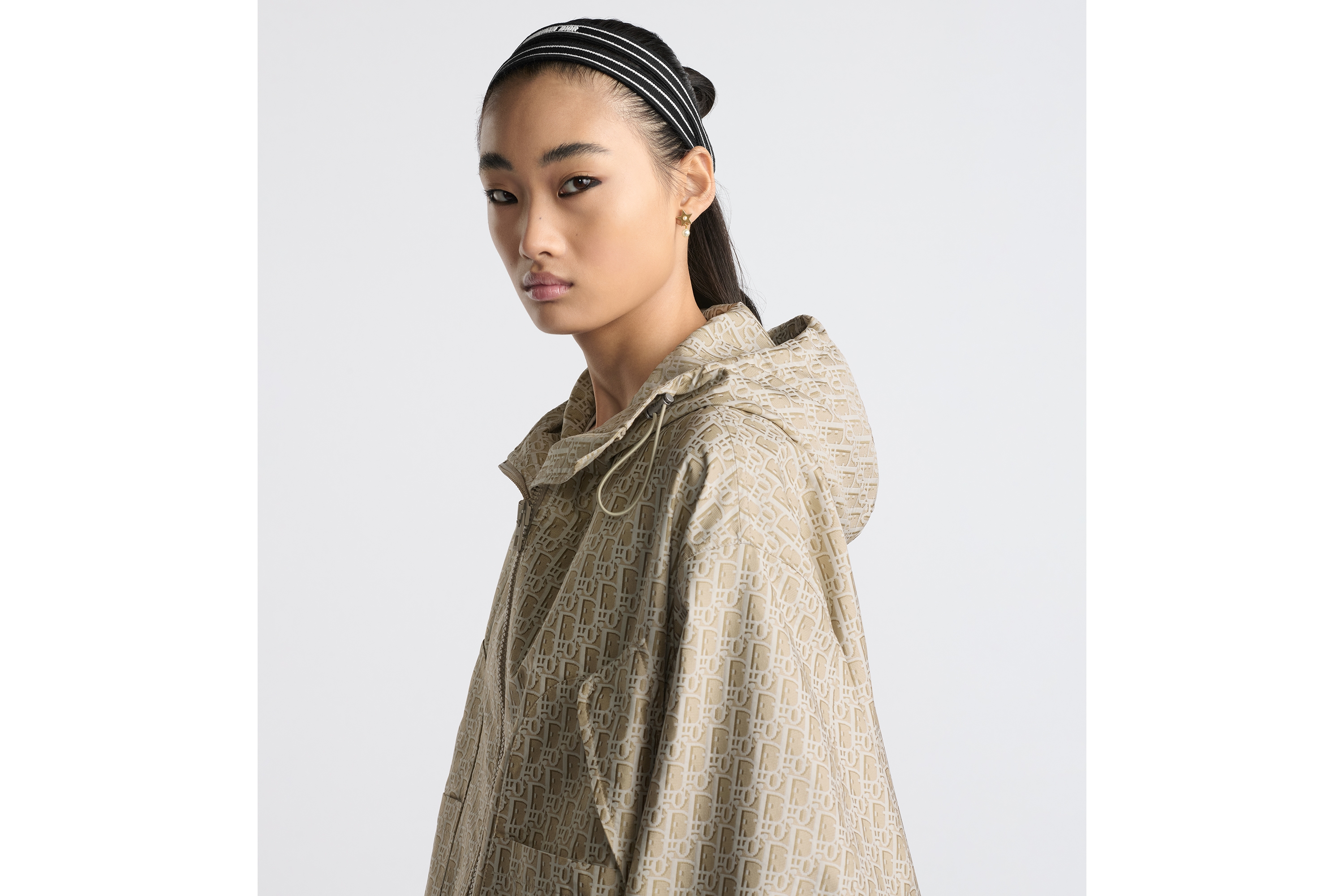 look_image_alt_prefix 连帽夹克 米色塔夫绸提花科技面料 Oblique 印花 E05