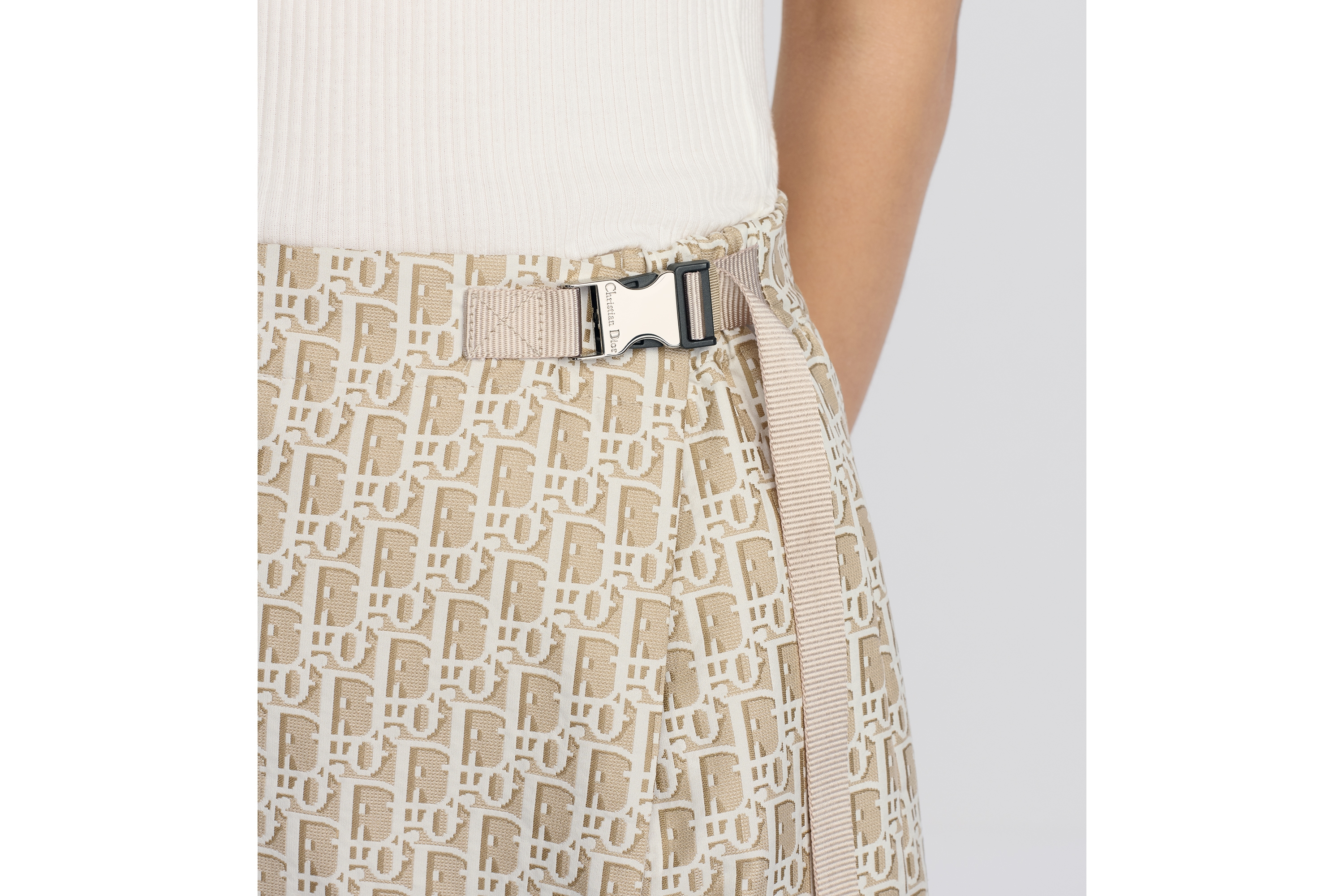 look_image_alt_prefix 裙裤 米色塔夫绸提花科技面料 Oblique 印花 E13