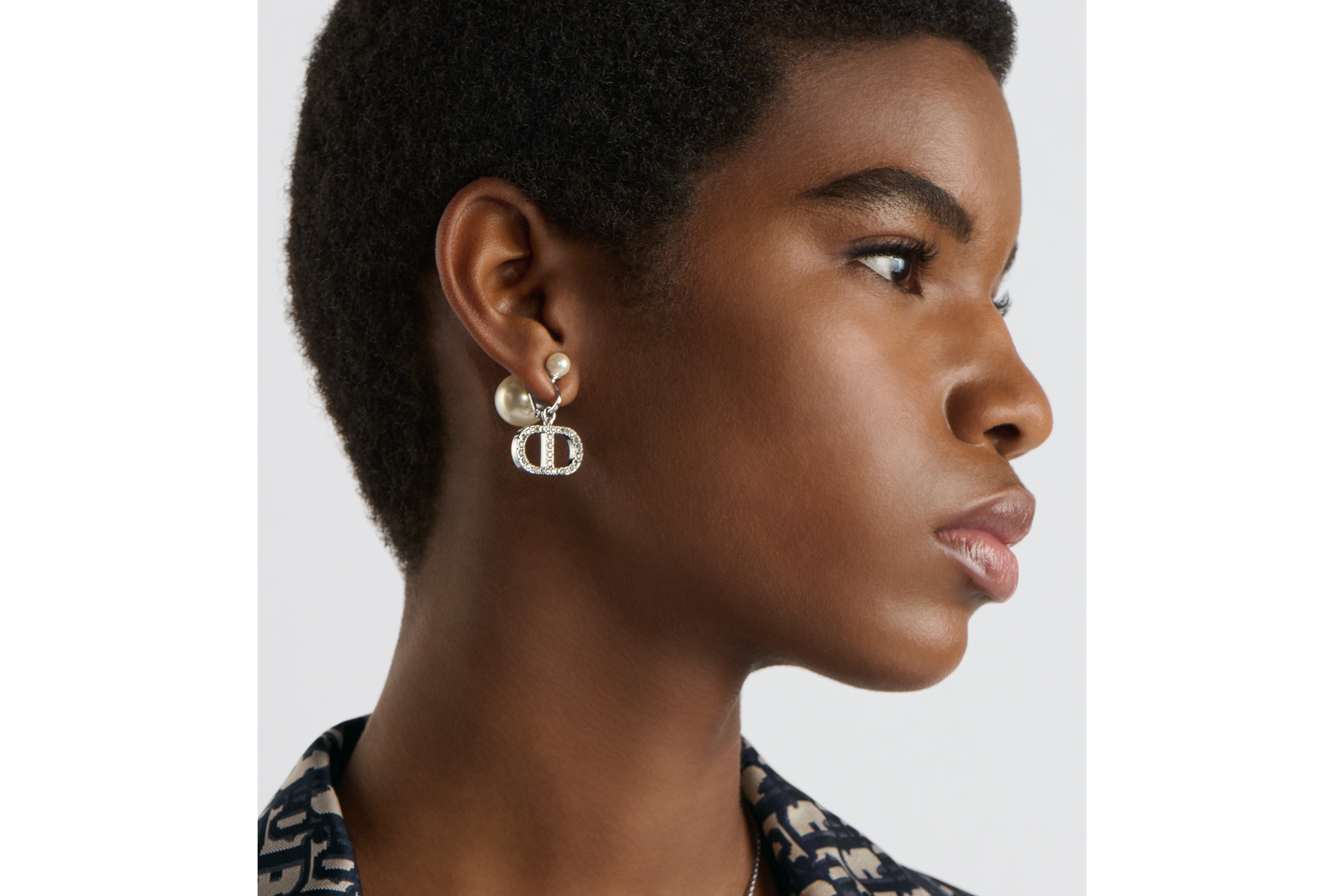 look_image_alt_prefix Dior Tribales 夹式耳环 银色饰面金属，白色树脂珠饰和银色调仿水晶装饰 E08