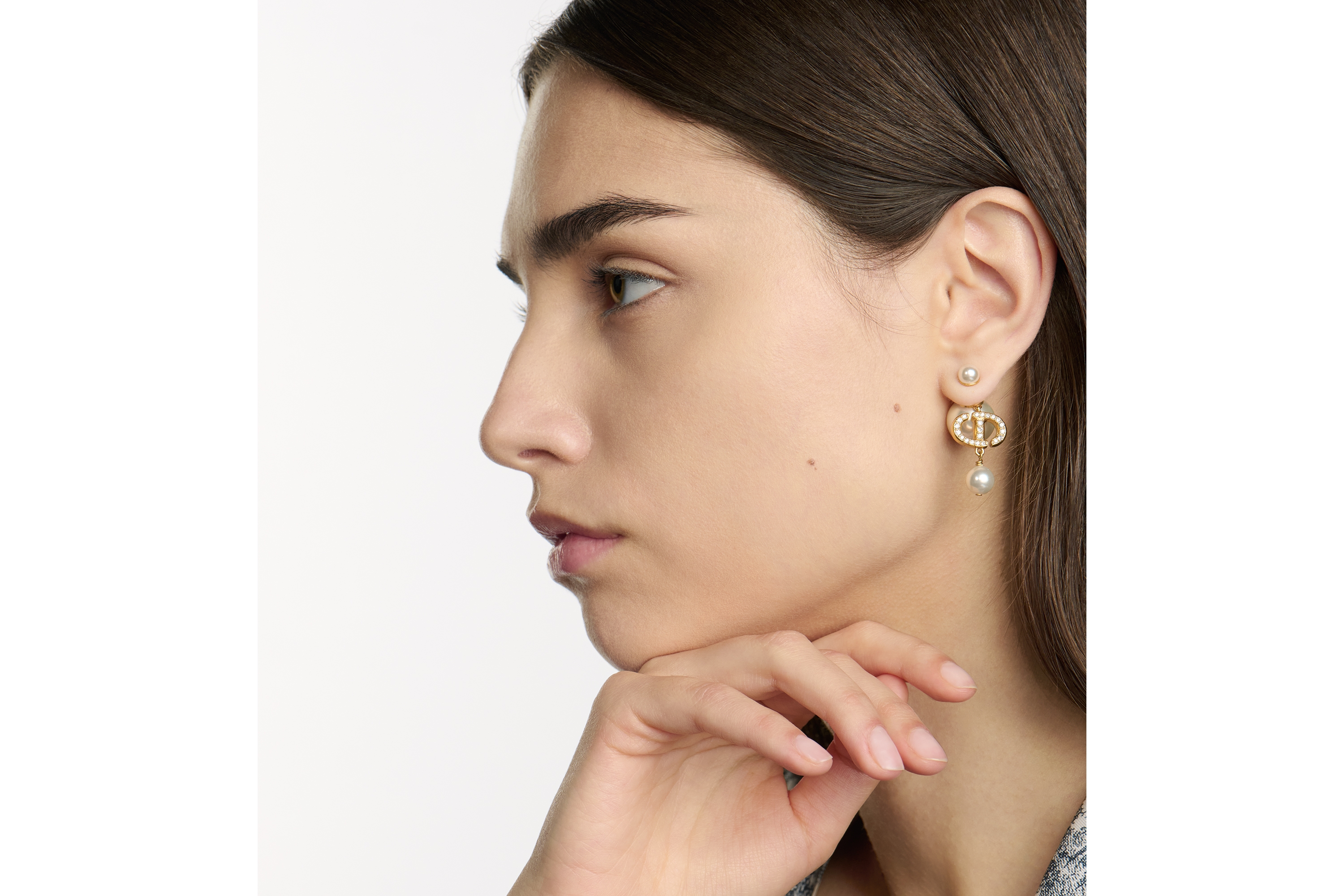 look_image_alt_prefix Dior Tribales 耳环 金色饰面金属、白色树脂珠饰和白色仿水晶装饰 E07