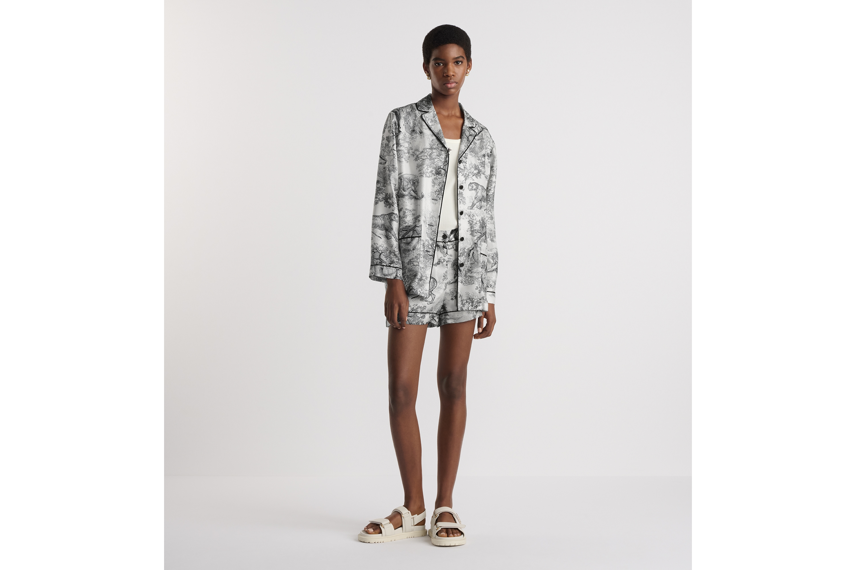 look_image_alt_prefix Dior Chez Moi 衬衫 白色和海军蓝色桑蚕丝斜纹面料茹伊印花 E01