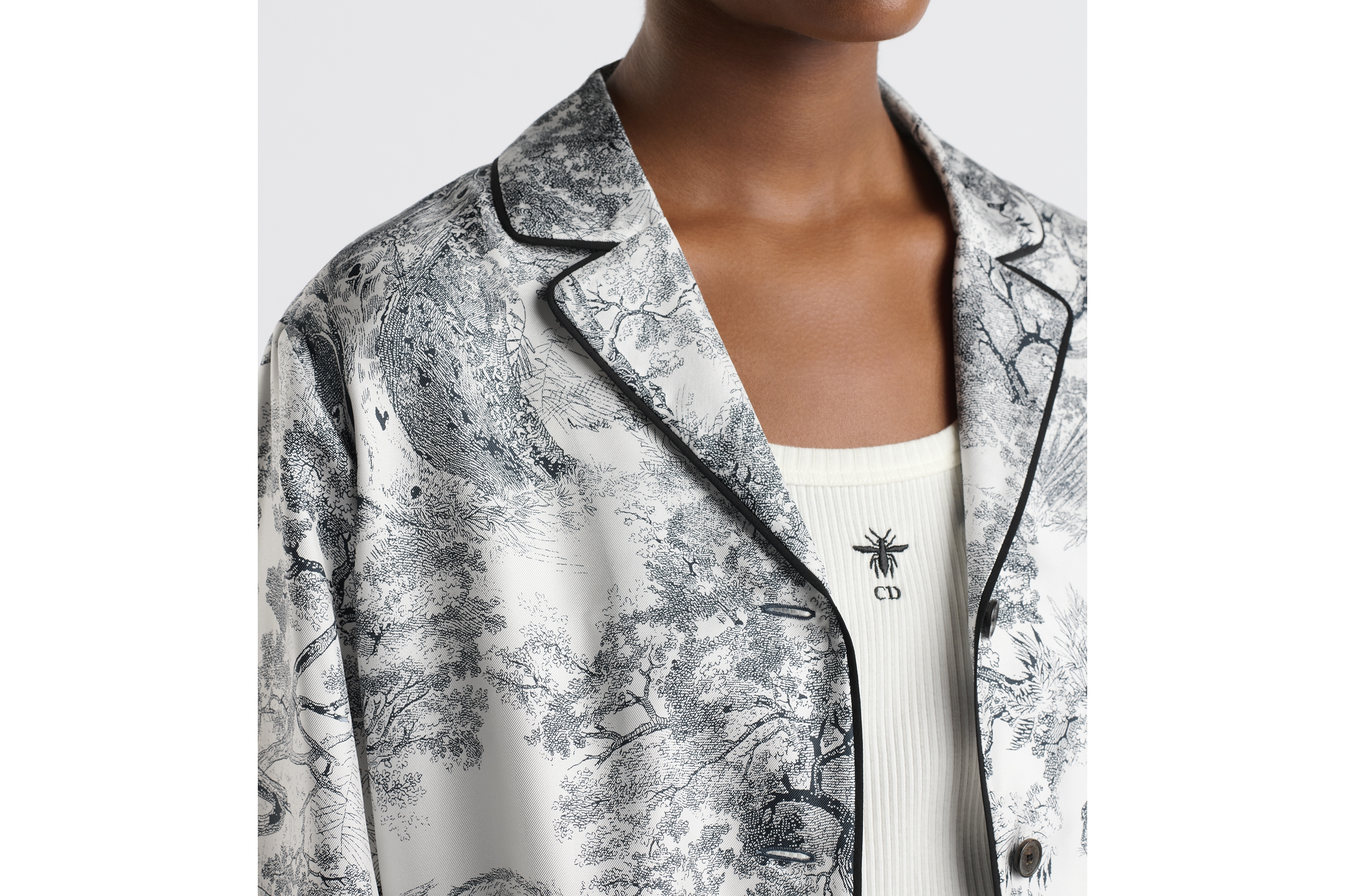 look_image_alt_prefix Dior Chez Moi 衬衫 白色和海军蓝色桑蚕丝斜纹面料茹伊印花 E12