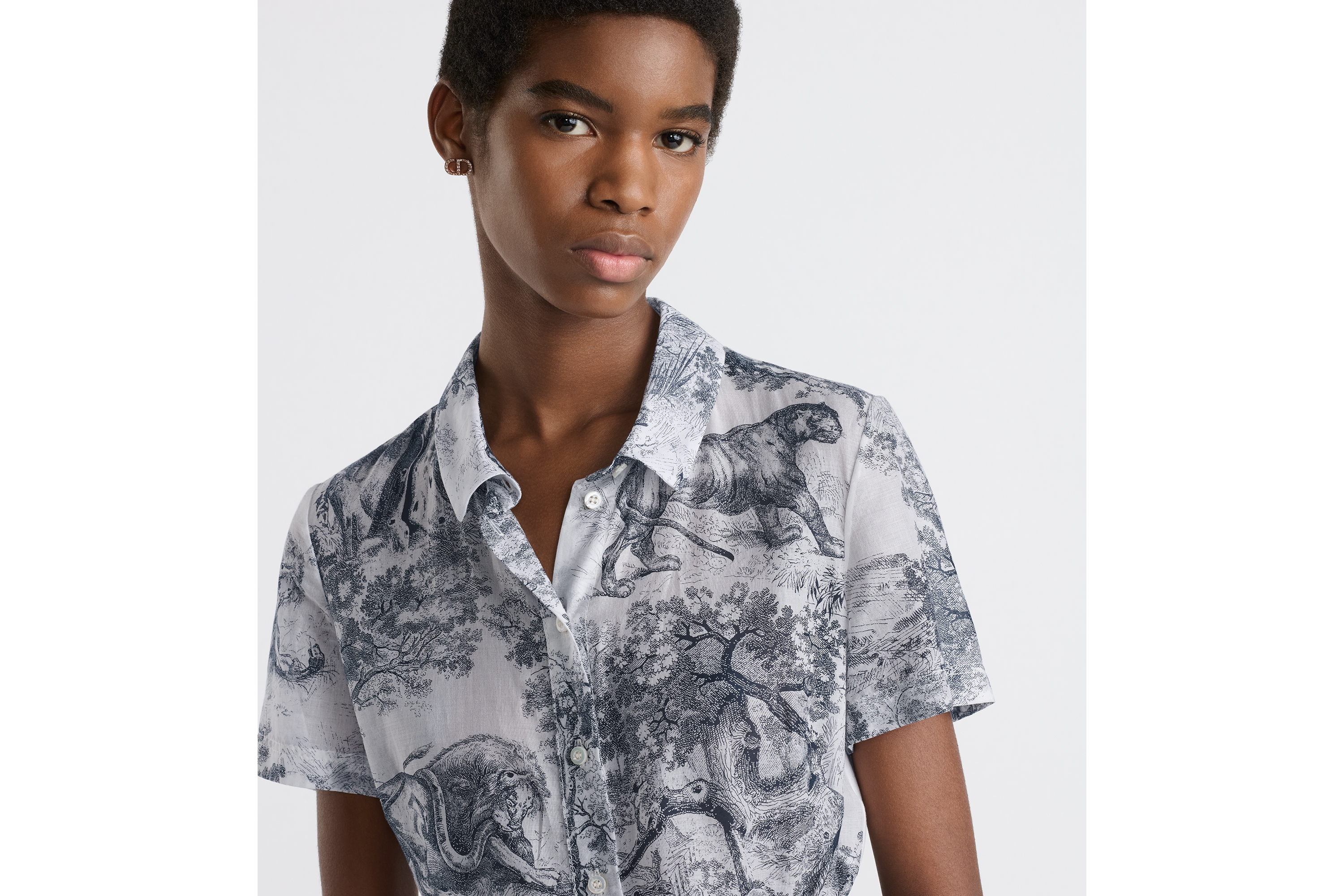 look_image_alt_prefix 中长款衬衫式连衣裙 白色和海军蓝色棉质面料茹伊印花 E04