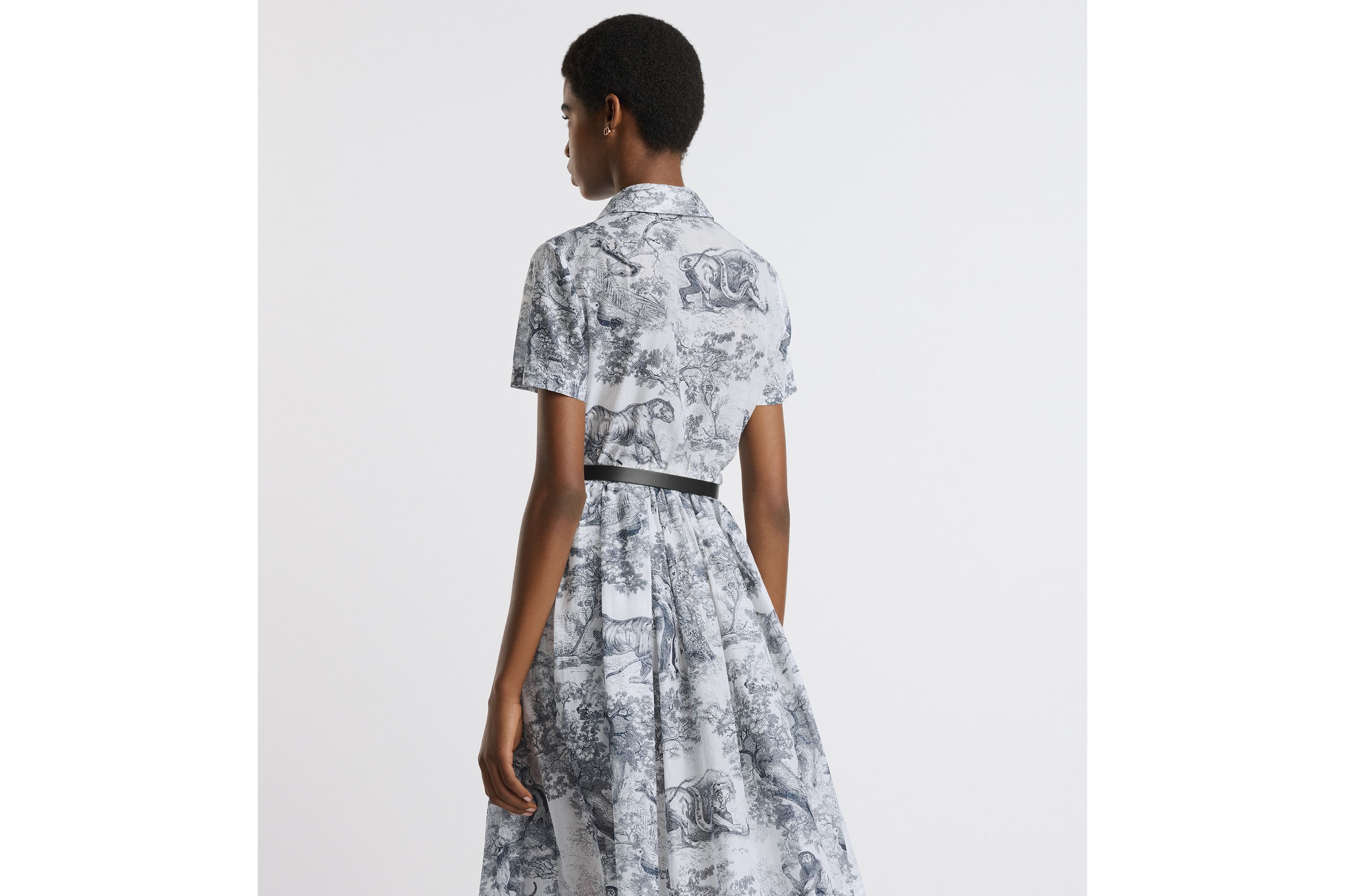 look_image_alt_prefix 中长款衬衫式连衣裙 白色和海军蓝色棉质面料茹伊印花 E06