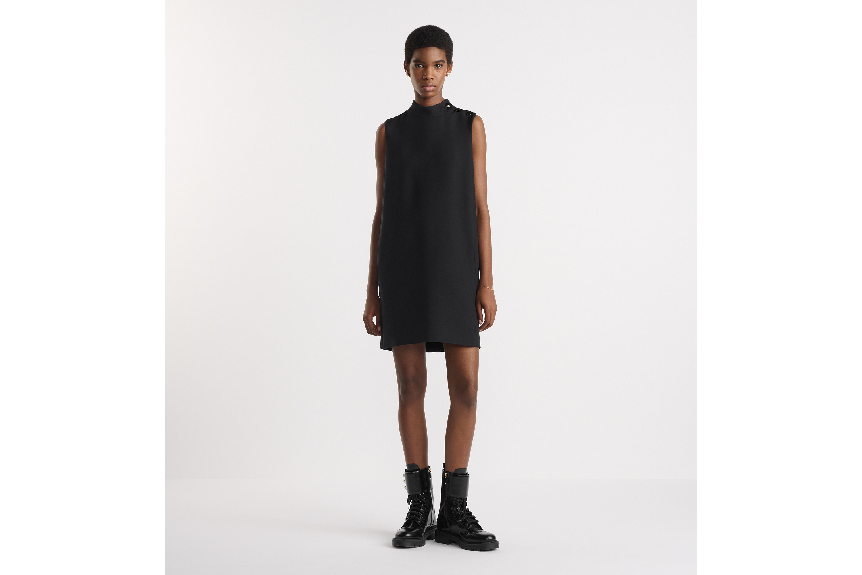 look_image_alt_prefix 短款连衣裙 黑色绵羊毛和桑蚕丝混纺面料 CD 纽扣 E01