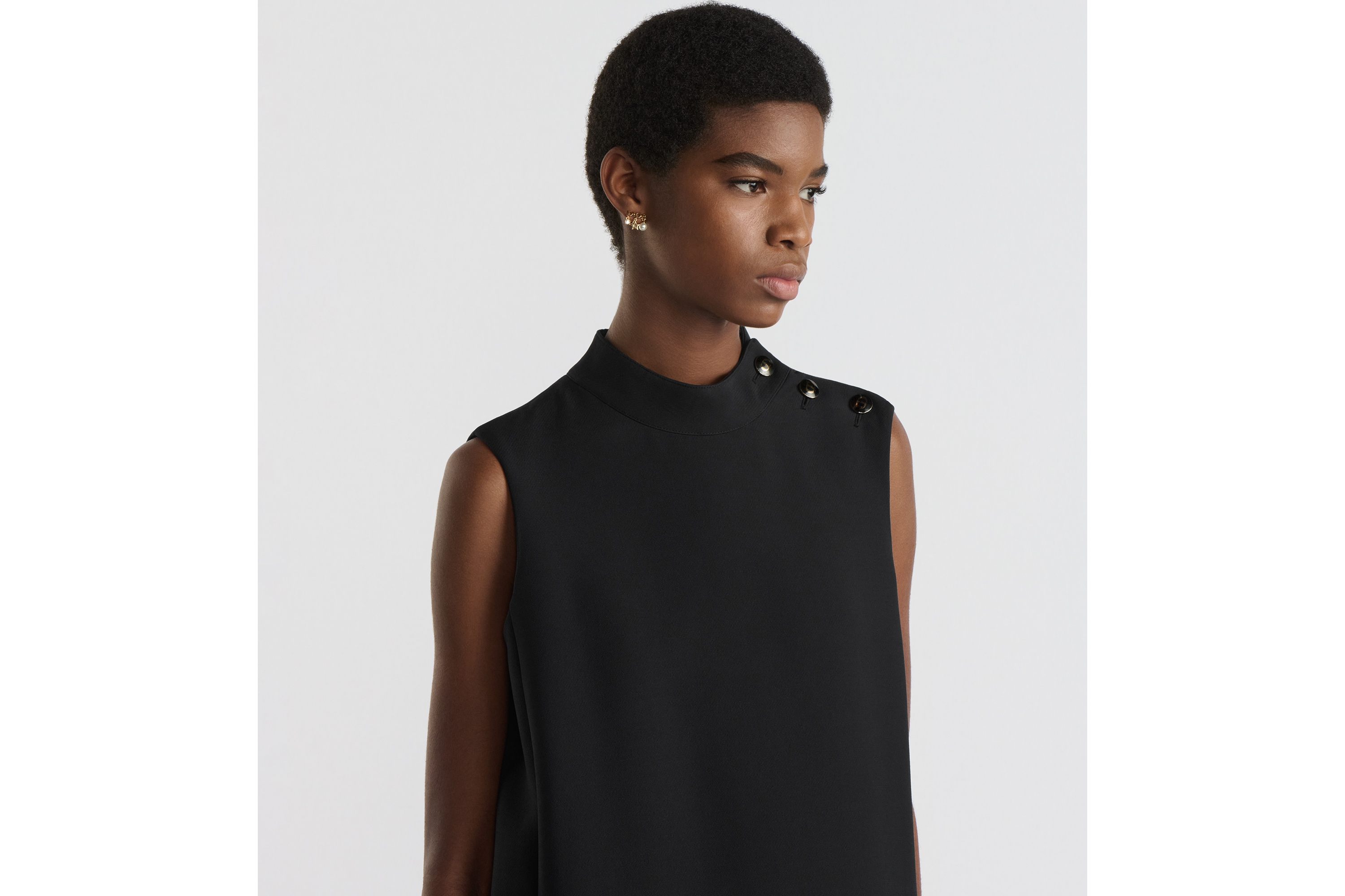 look_image_alt_prefix 短款连衣裙 黑色绵羊毛和桑蚕丝混纺面料 CD 纽扣 E04