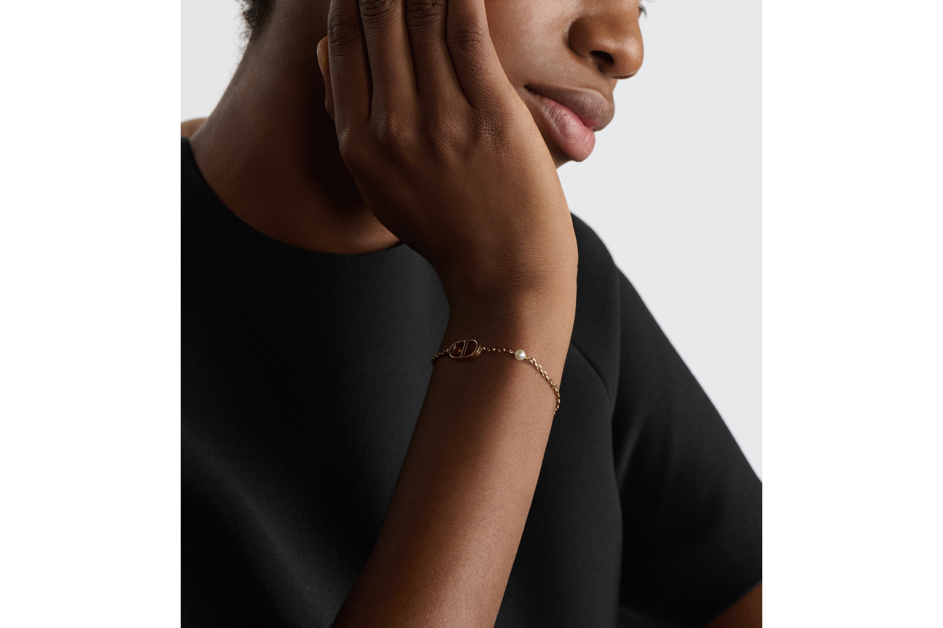 look_image_alt_prefix Petit CD 手链 金色饰面金属和白色树脂珠饰 E11