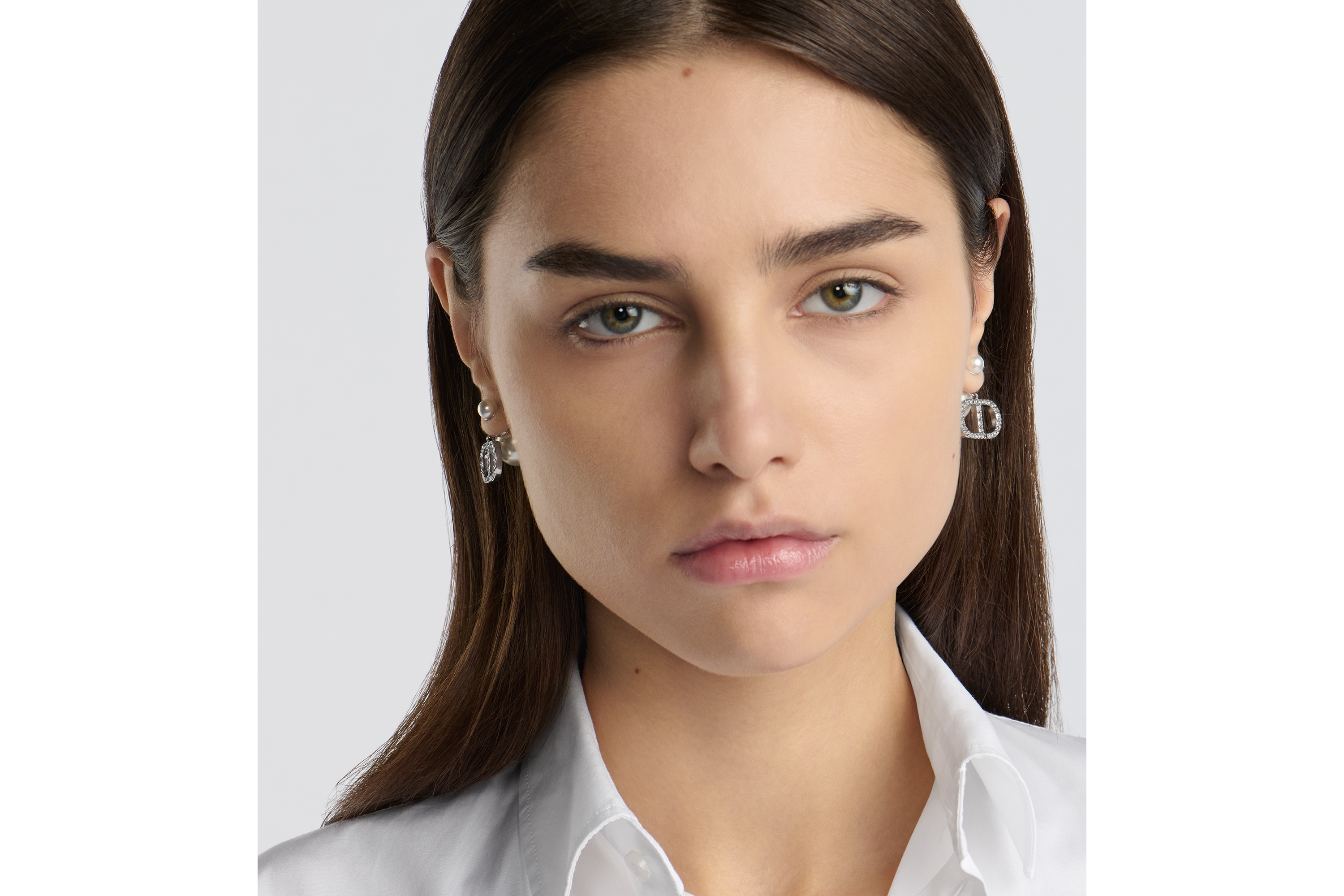 look_image_alt_prefix Dior Tribales 耳环 银色饰面金属搭配白色树脂珠饰和银色调晶体装饰 E08