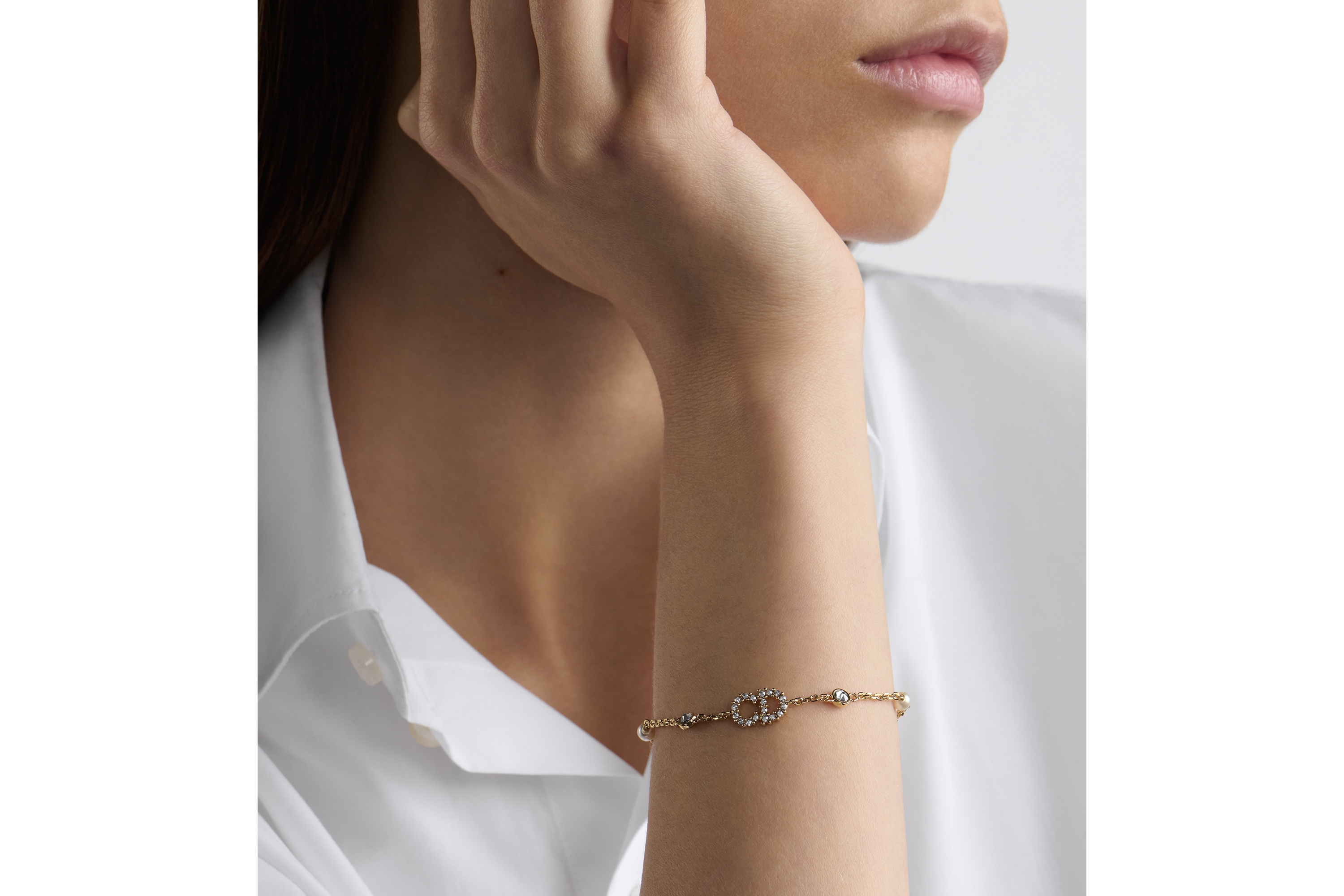 Clair D Lune 手链 金色饰面金属、白色树脂珠饰和闪亮晶体装饰 E11