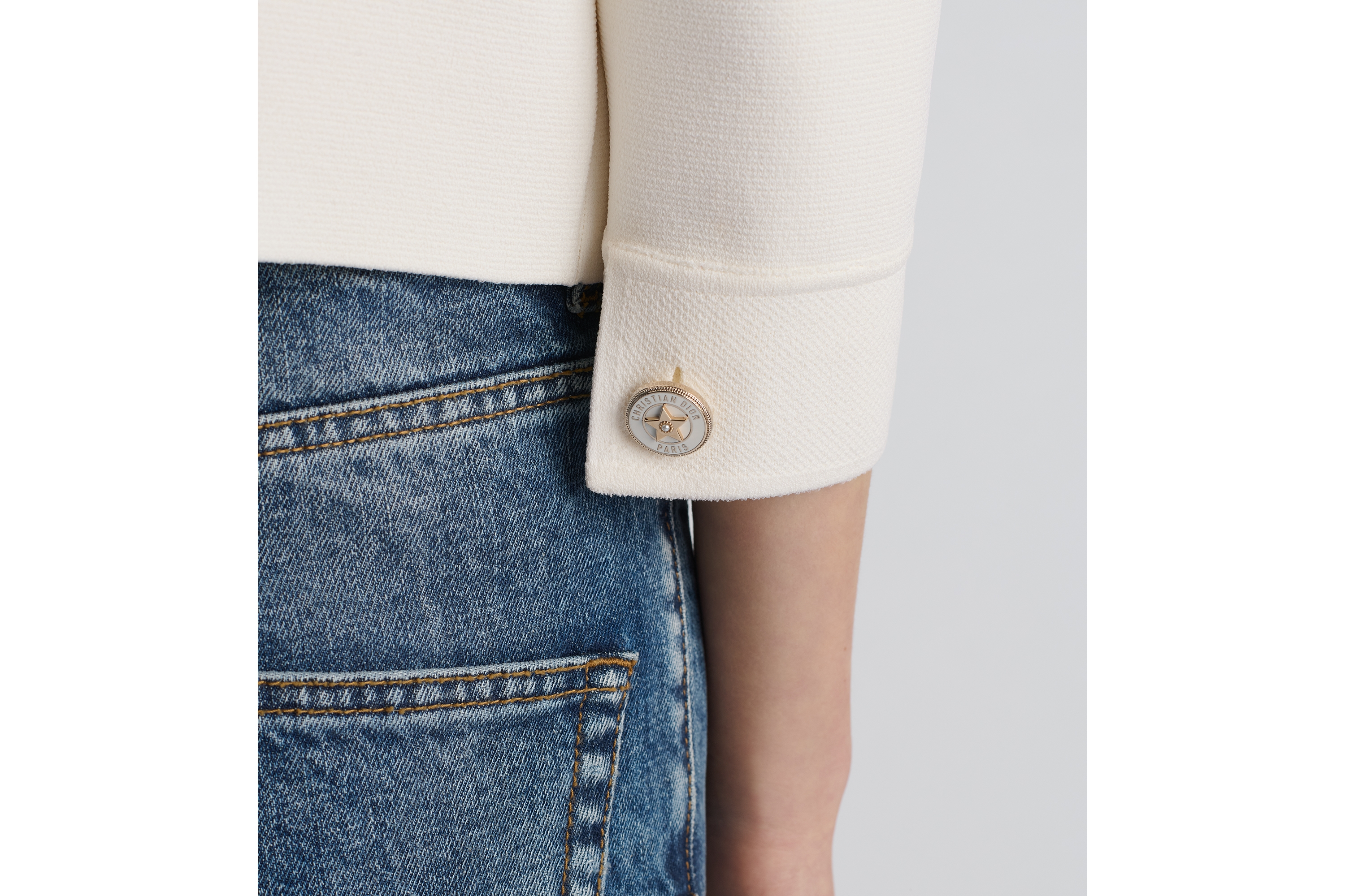 look_image_alt_prefix 短款外套 白色科技针织面料 E17