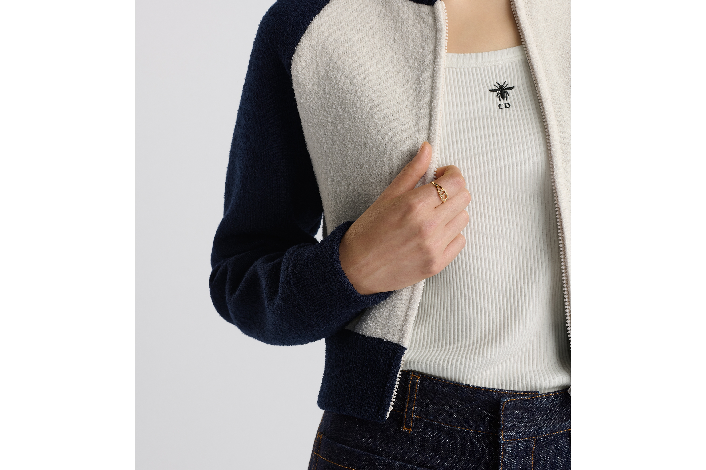 look_image_alt_prefix 飞行员夹克 米白色和蓝色绵羊毛混纺针织面料 Christian Dior 8 字样 E12