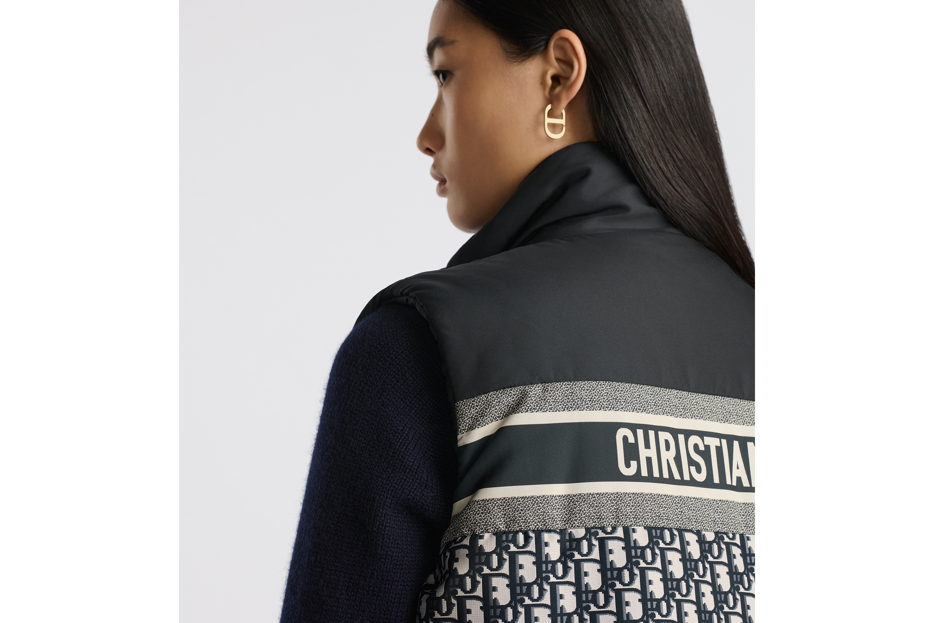 look_image_alt_prefix 双面背心 蓝色和米白色绗缝塔夫绸科技面料 Oblique 印花 E06