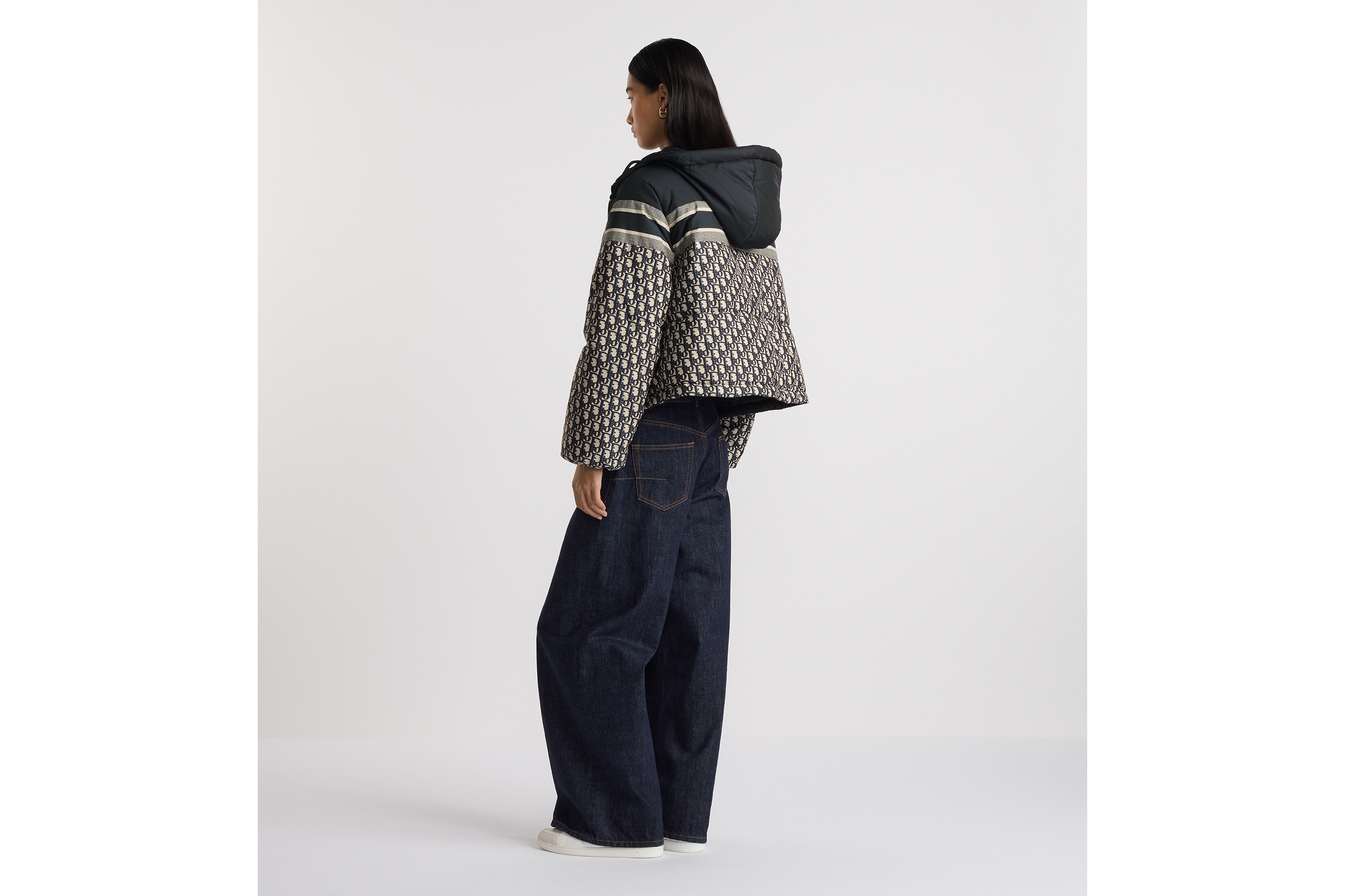 双面短款夹克 蓝色和米白色绗缝塔夫绸科技面料 Oblique 印花 E03