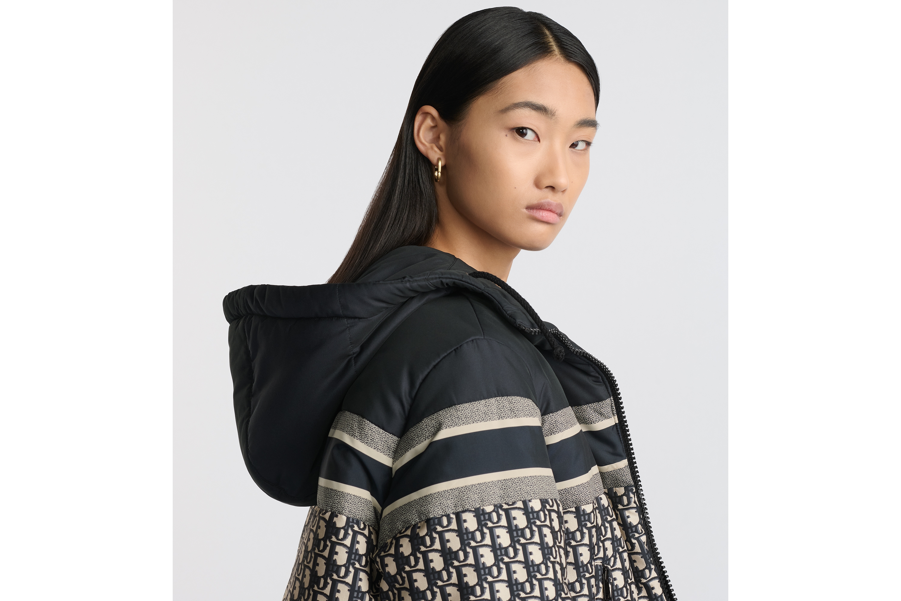 双面短款夹克 蓝色和米白色绗缝塔夫绸科技面料 Oblique 印花 E05