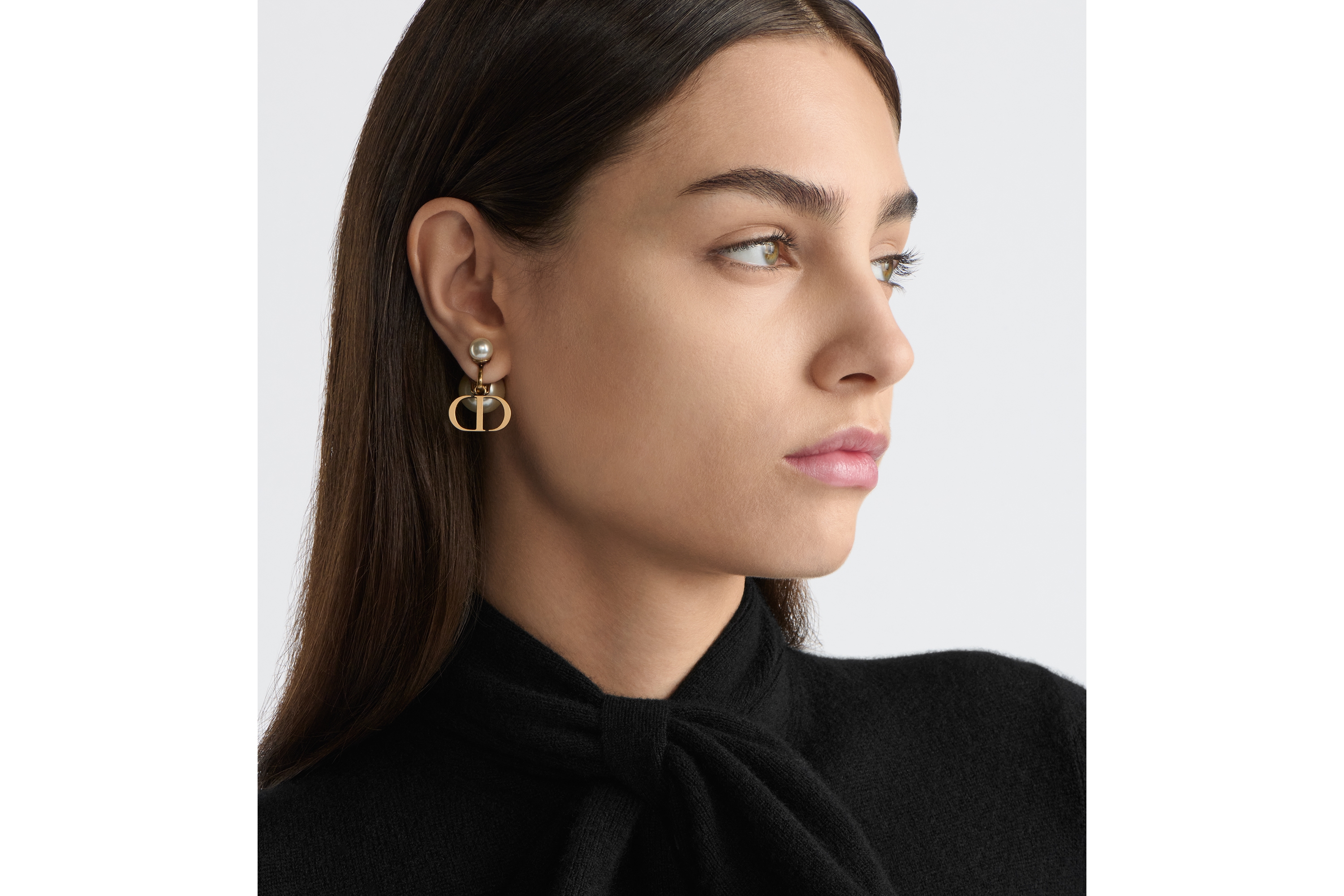 look_image_alt_prefix Dior Tribales 夹式耳环 复古金色饰面金属和白色树脂珠饰 E08