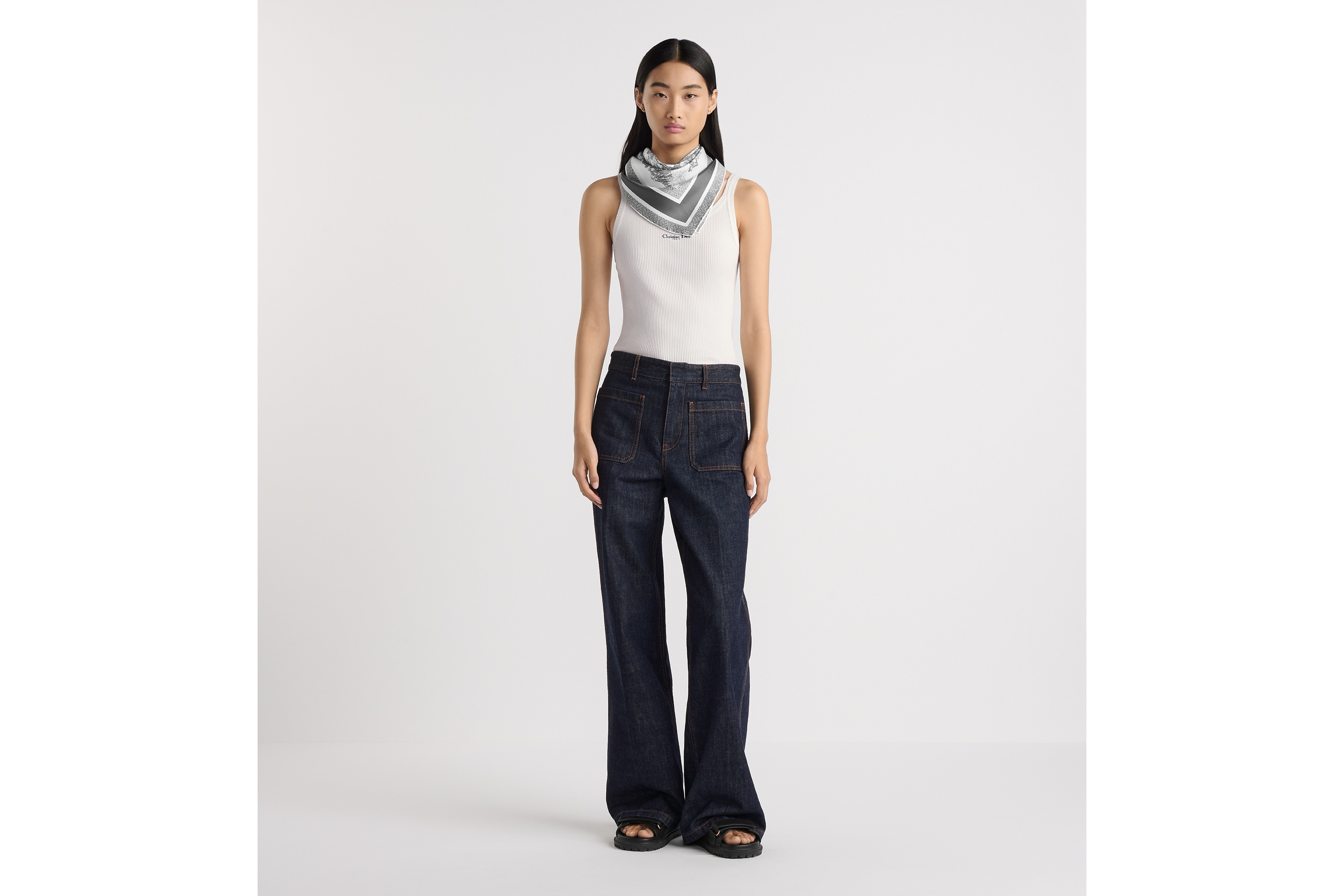 look_image_alt_prefix Dior 印花方巾 90 厘米象牙色和灰色桑蚕丝斜纹面料 Sauvage 茹伊印花 E17