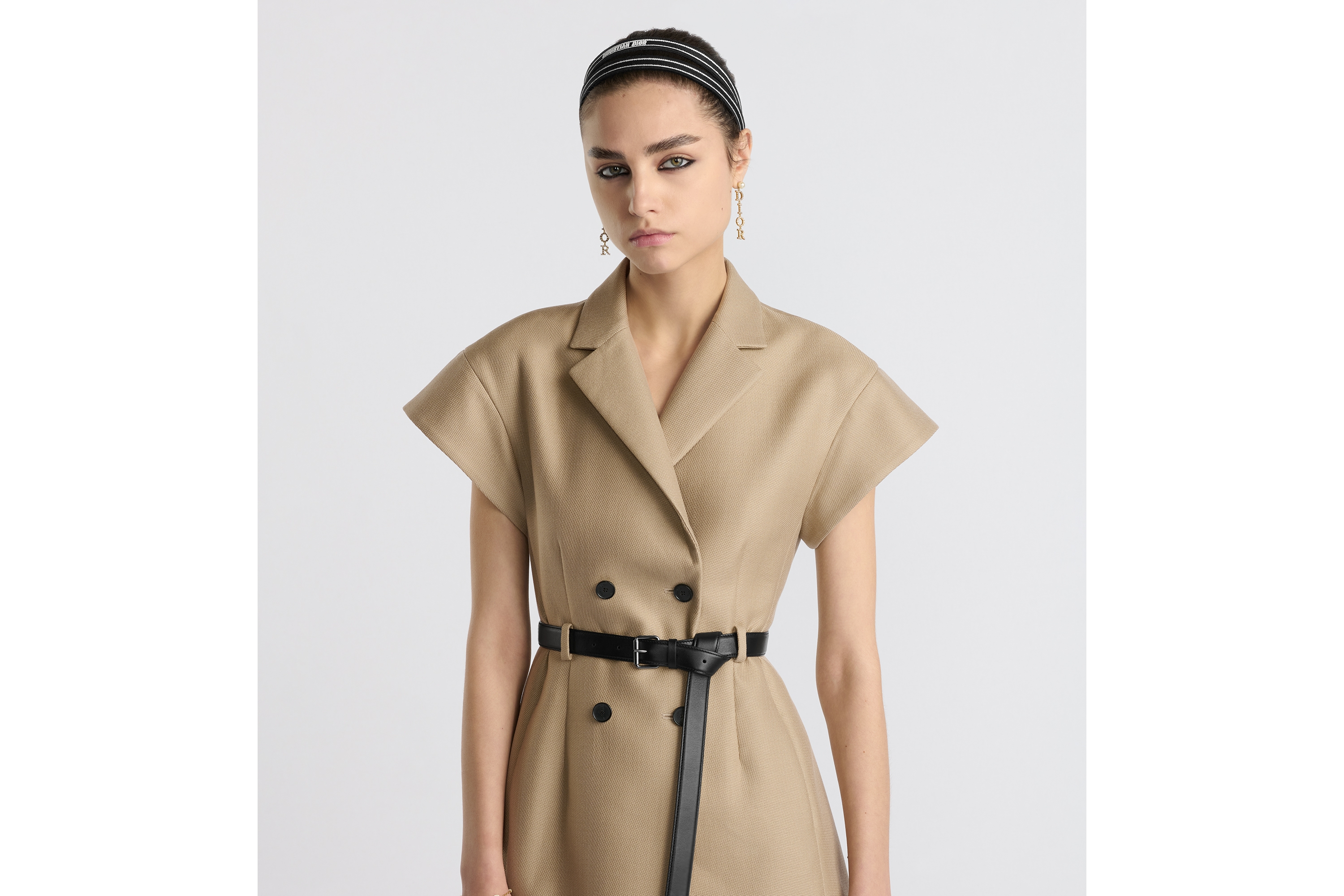 look_image_alt_prefix 短款连衣裙 米色绵羊毛和桑蚕丝混纺呢绒面料搭配腰带 E04