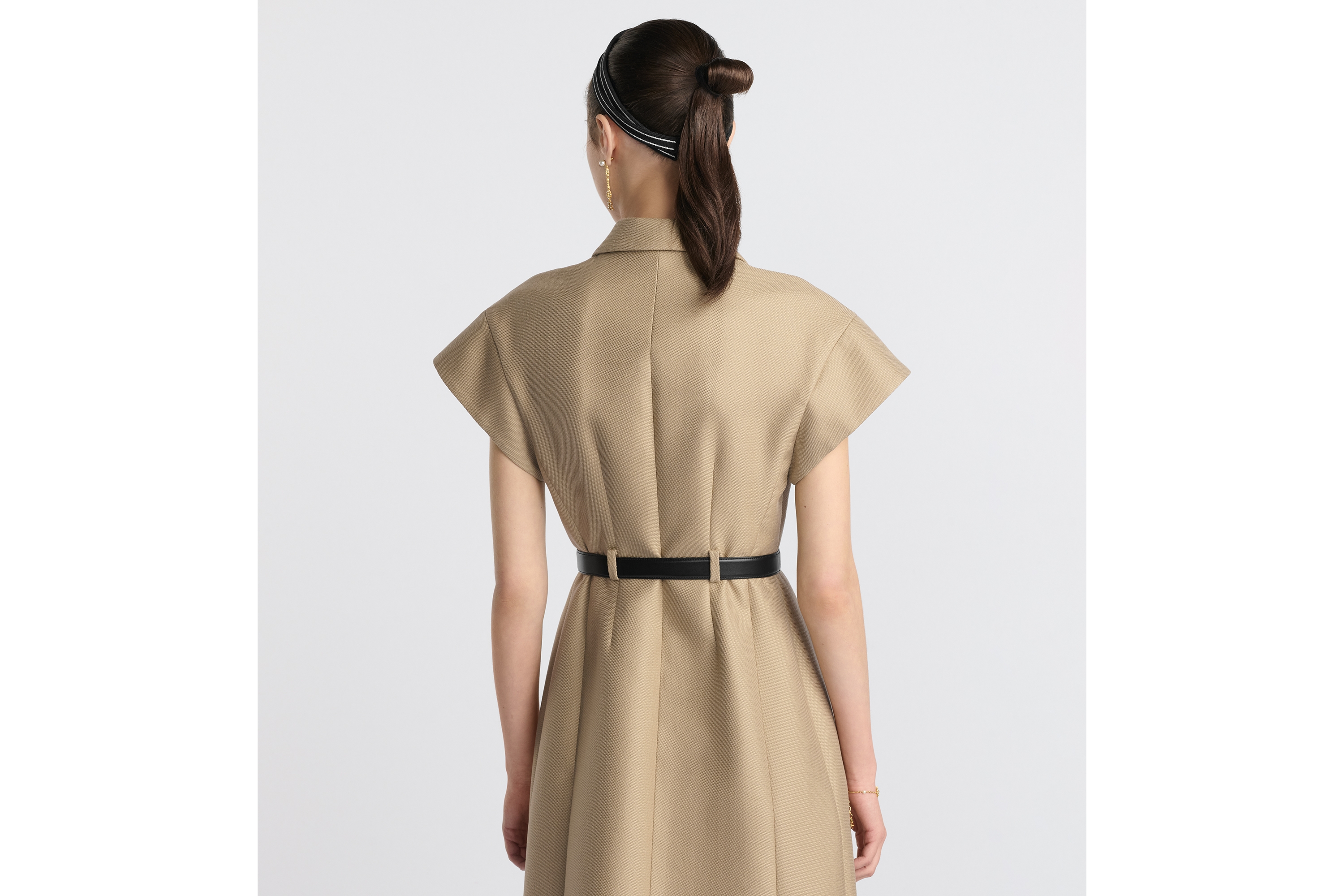look_image_alt_prefix 短款连衣裙 米色绵羊毛和桑蚕丝混纺呢绒面料搭配腰带 E06