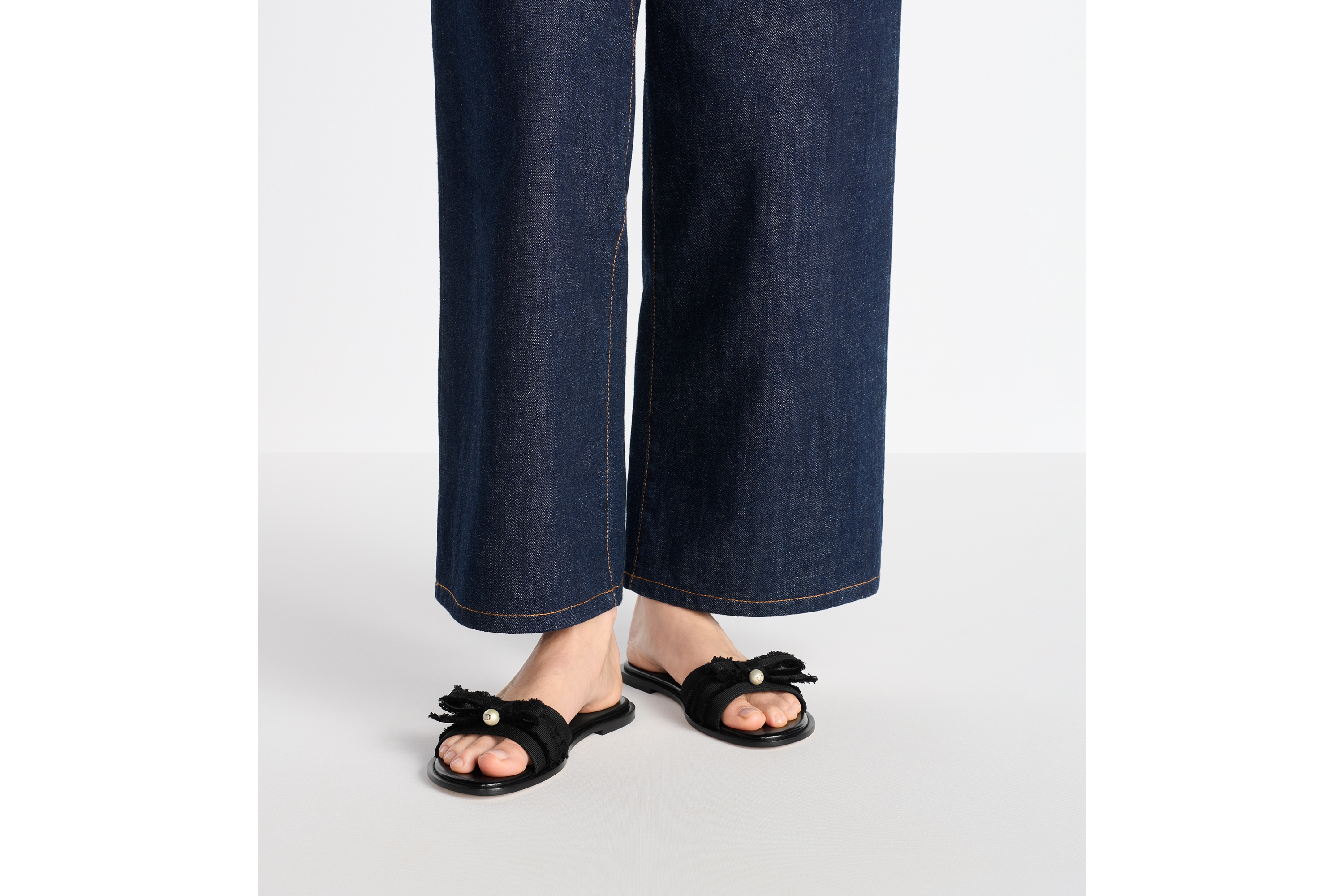 look_image_alt_prefix Adiorable 凉拖 黑色流苏罗缎 E14