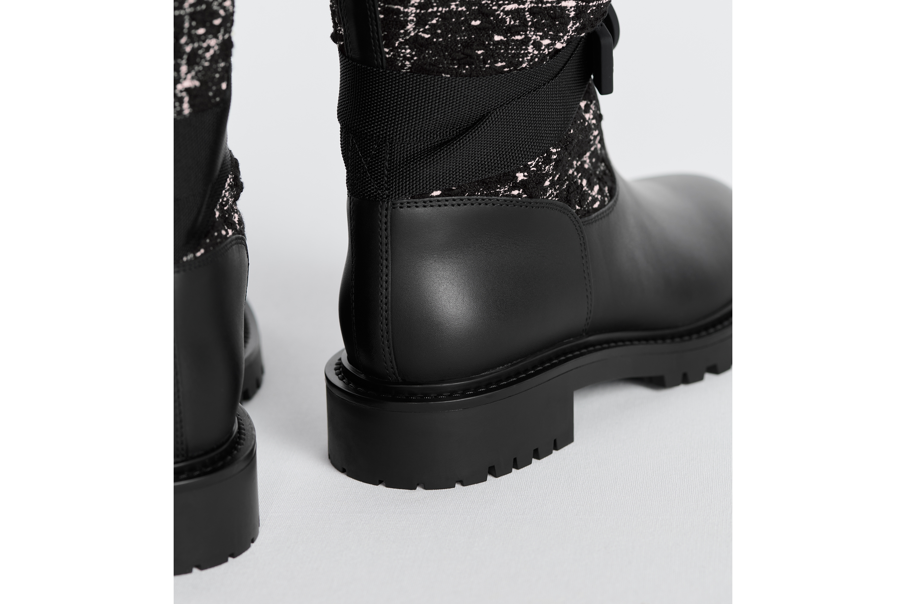 look_image_alt_prefix D-Major 靴子 黑色和白色藤格纹粗花呢和黑色牛皮革 E16