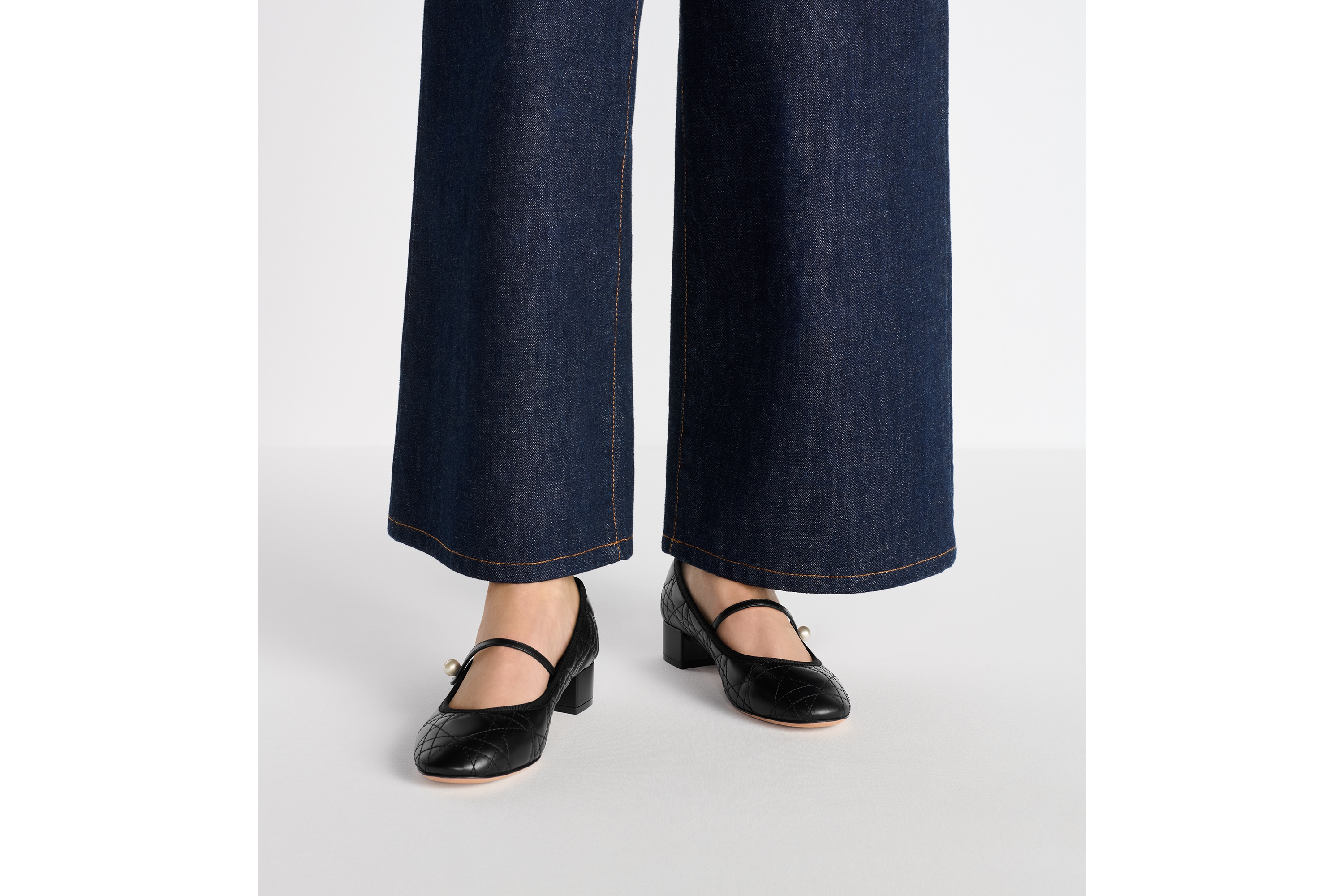 look_image_alt_prefix Dior 芭蕾高跟鞋 黑色绗缝牛皮革藤格纹 E14