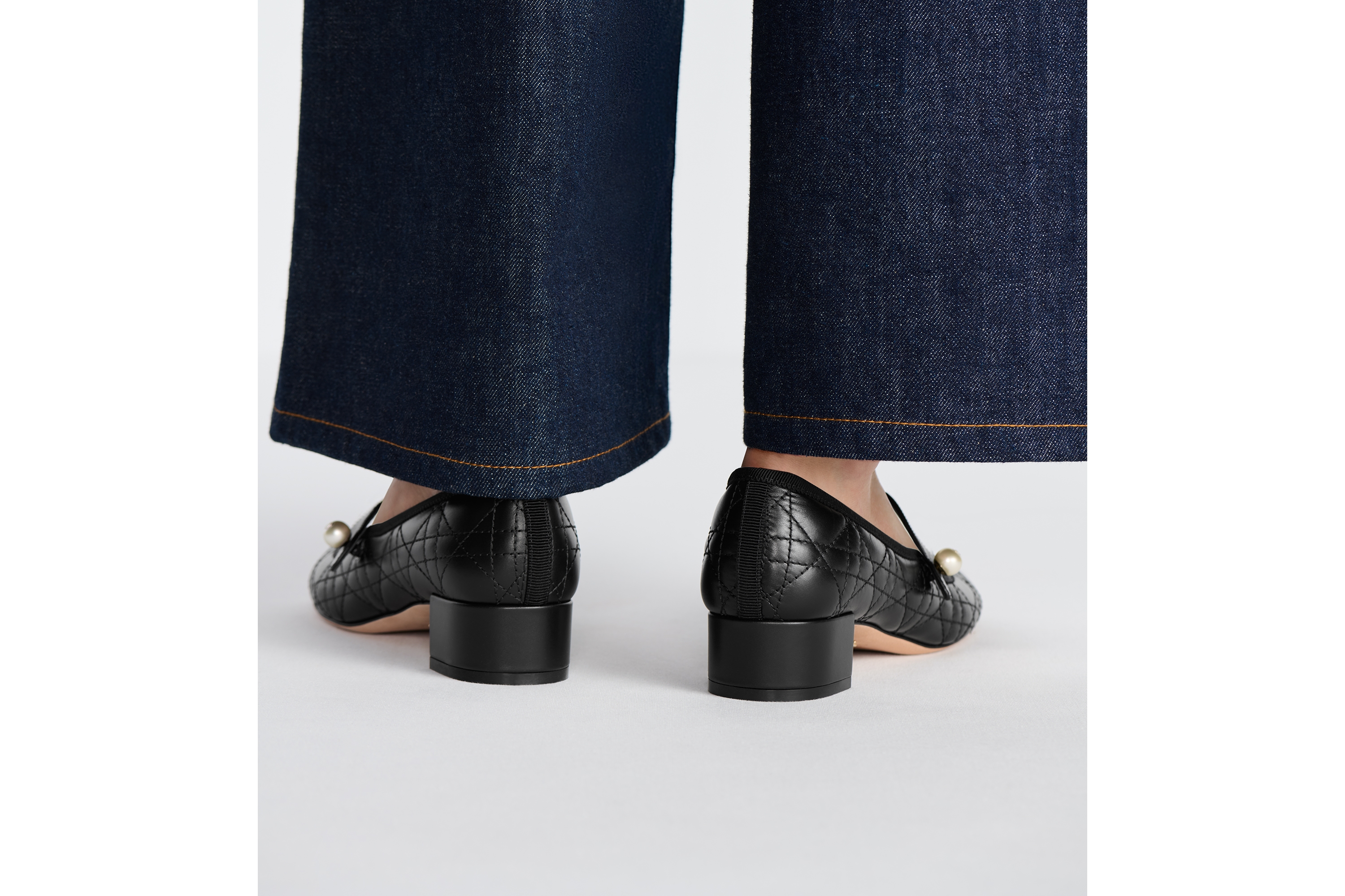 look_image_alt_prefix Dior 芭蕾高跟鞋 黑色绗缝牛皮革藤格纹 E16