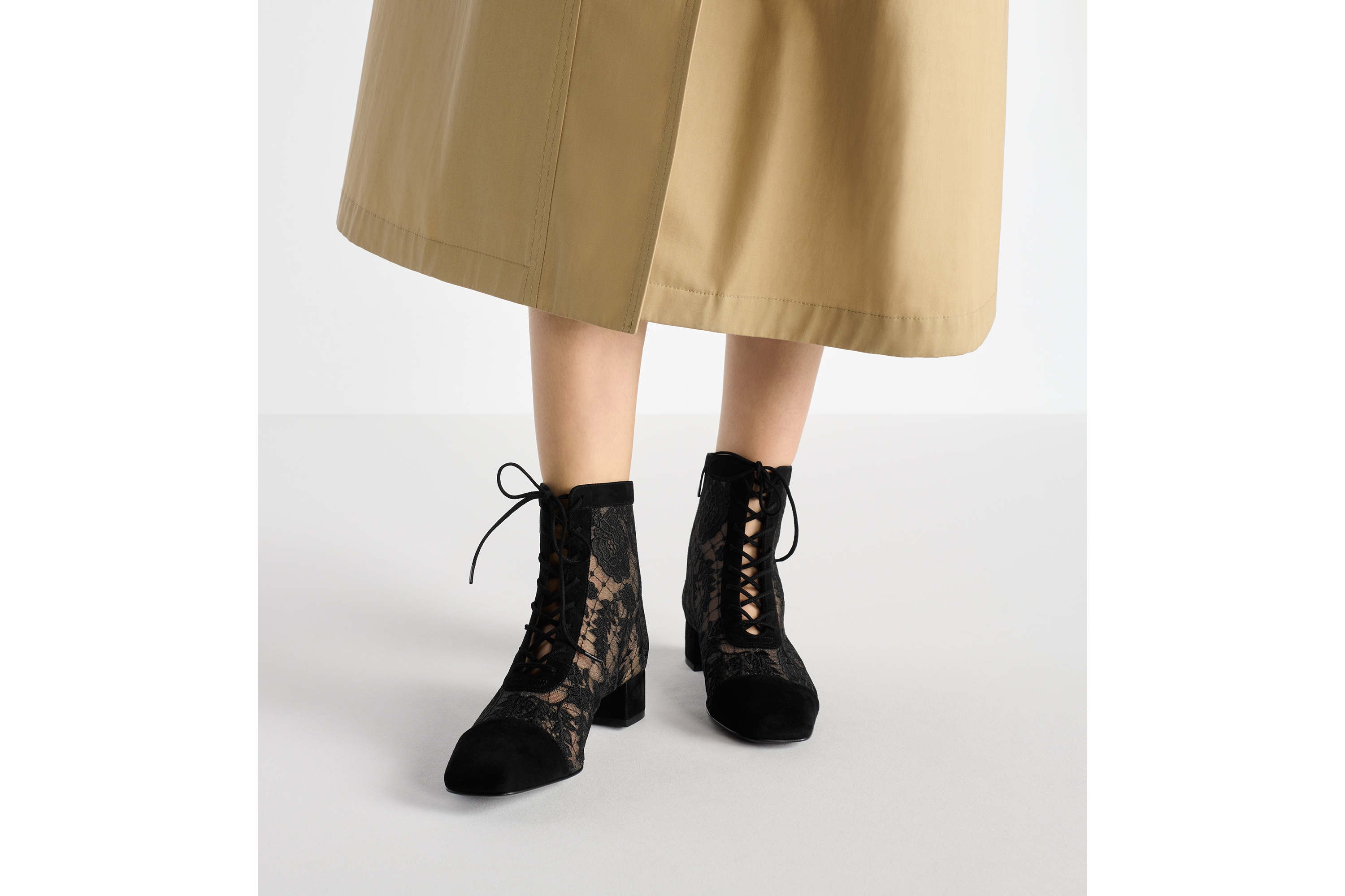 Naughtily-D 带跟及踝靴 透明网面和黑色绒面羊皮革搭配 Dior Roses 图案刺绣 E14