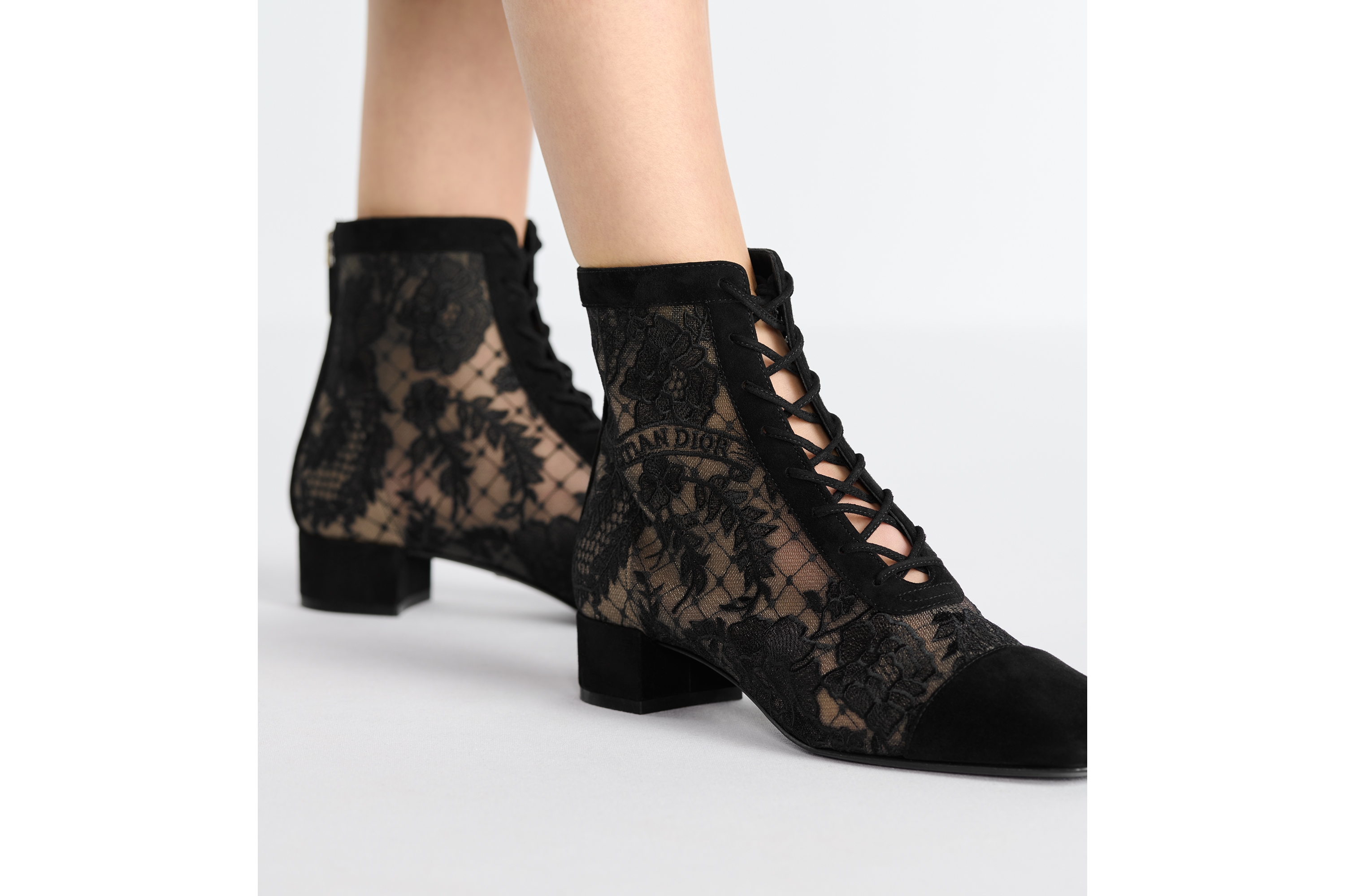 look_image_alt_prefix Naughtily-D 带跟及踝靴 透明网面和黑色绒面羊皮革搭配 Dior Roses 图案刺绣 E15