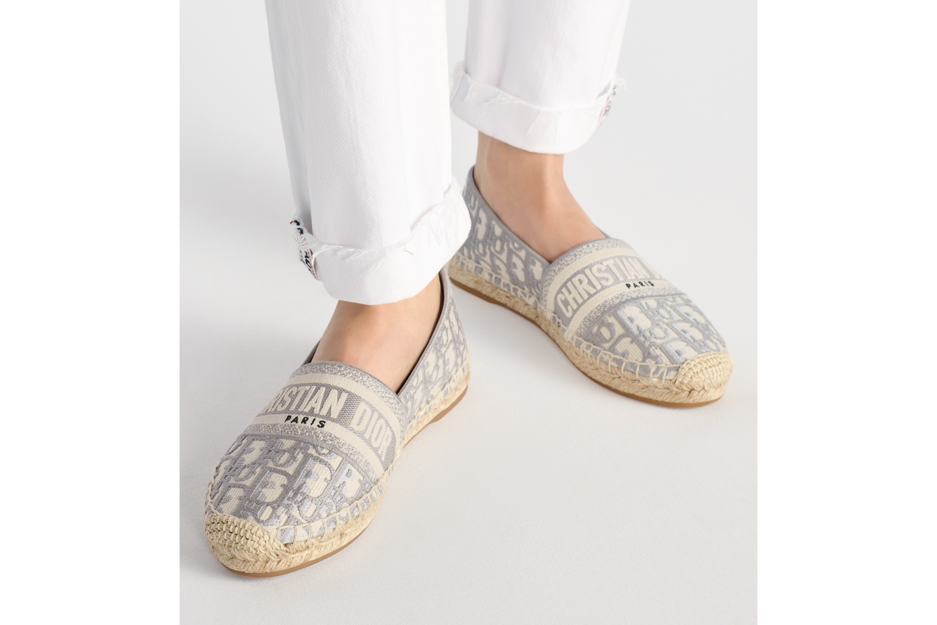 look_image_alt_prefix Dior Granville 草编鞋 岩石灰色棉质面料 Oblique 印花刺绣 E14