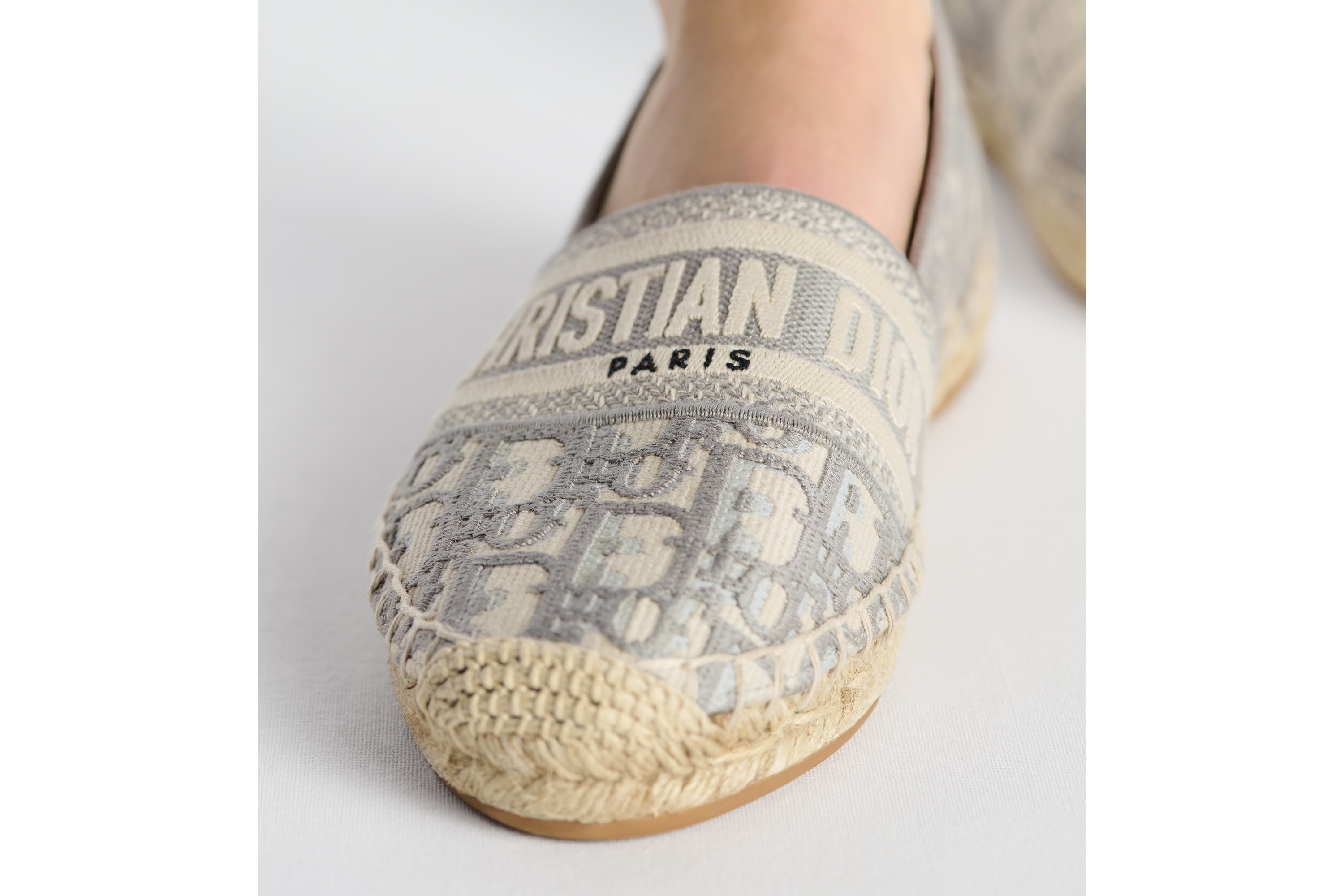 look_image_alt_prefix Dior Granville 草编鞋 岩石灰色棉质面料 Oblique 印花刺绣 E17